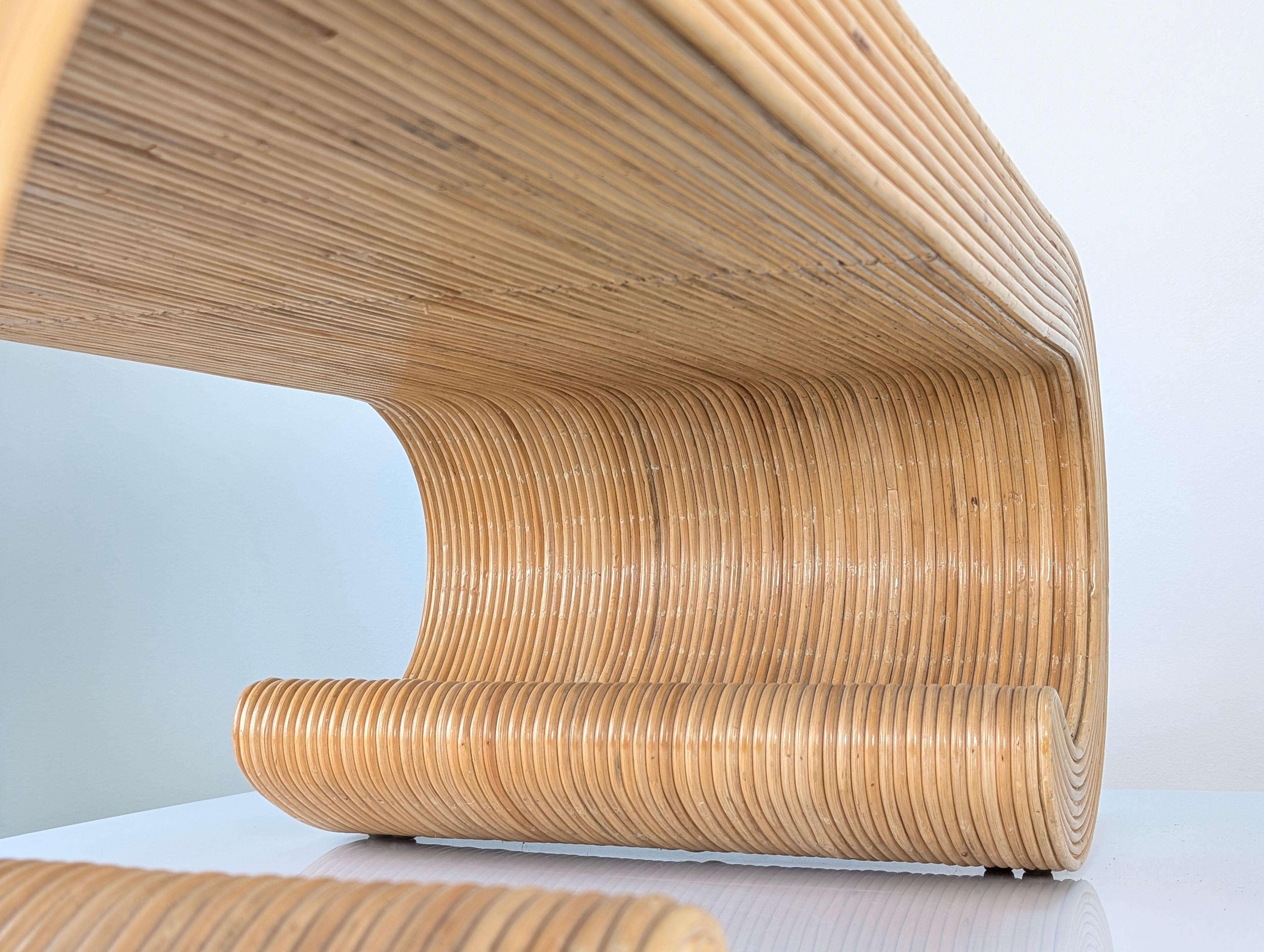 Mesa de centro escultórica de ratán curvado, años 70 en Bueno estado para la venta en Benalmadena, ES