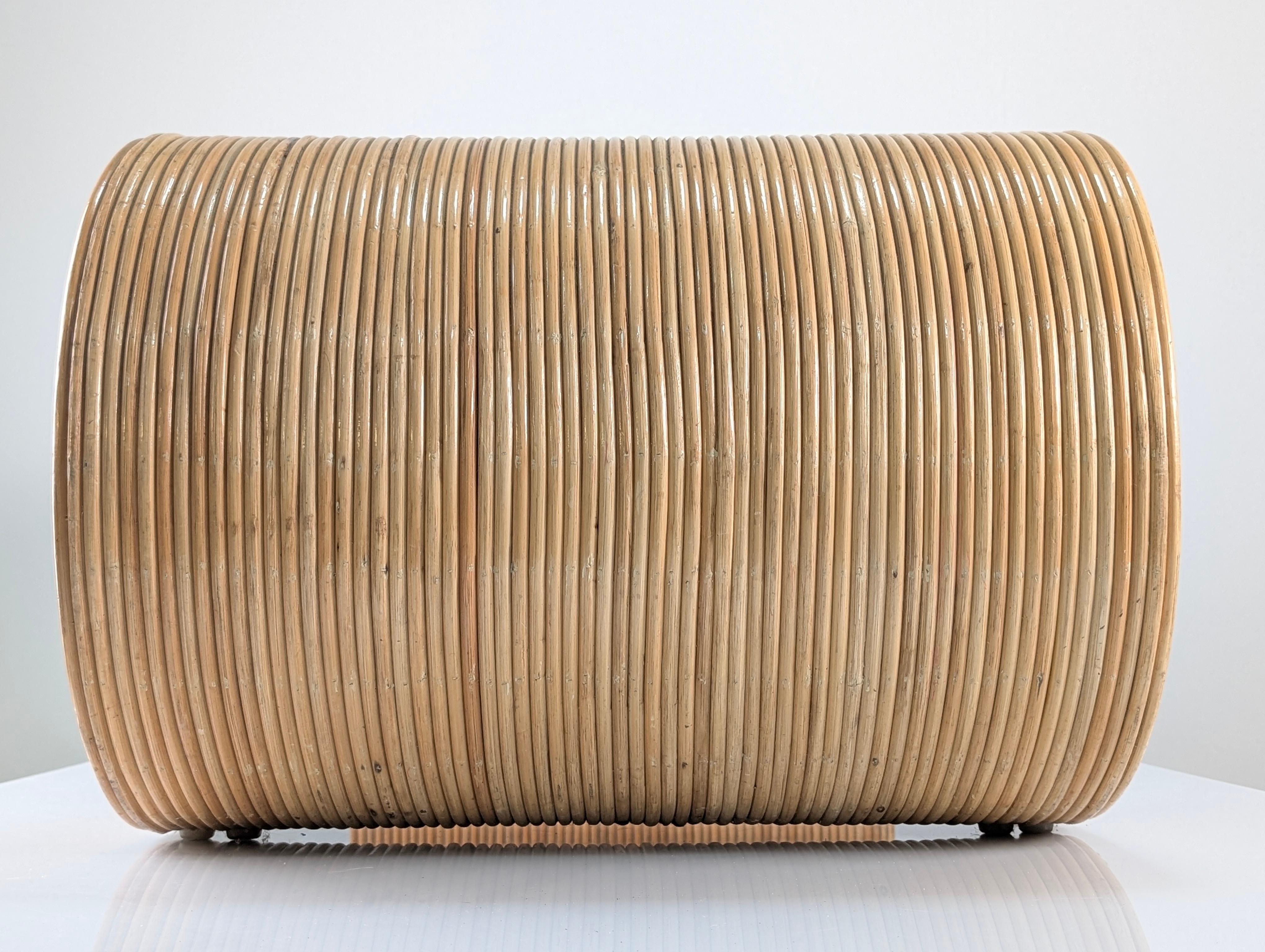 Mesa de centro escultórica de ratán curvado, años 70 finales del siglo XX en venta