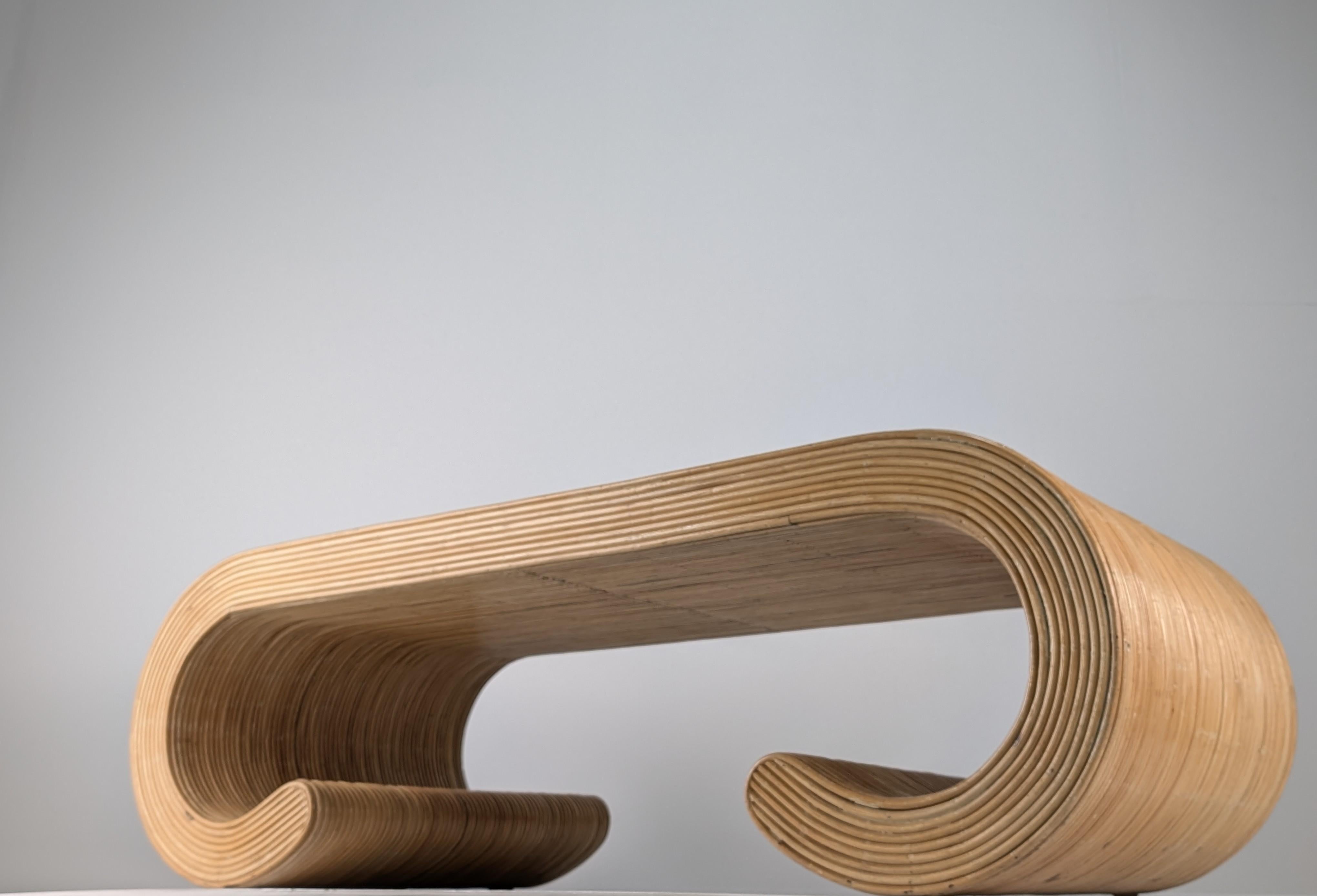 Mesa de centro escultórica de ratán curvado, años 70 en venta 1