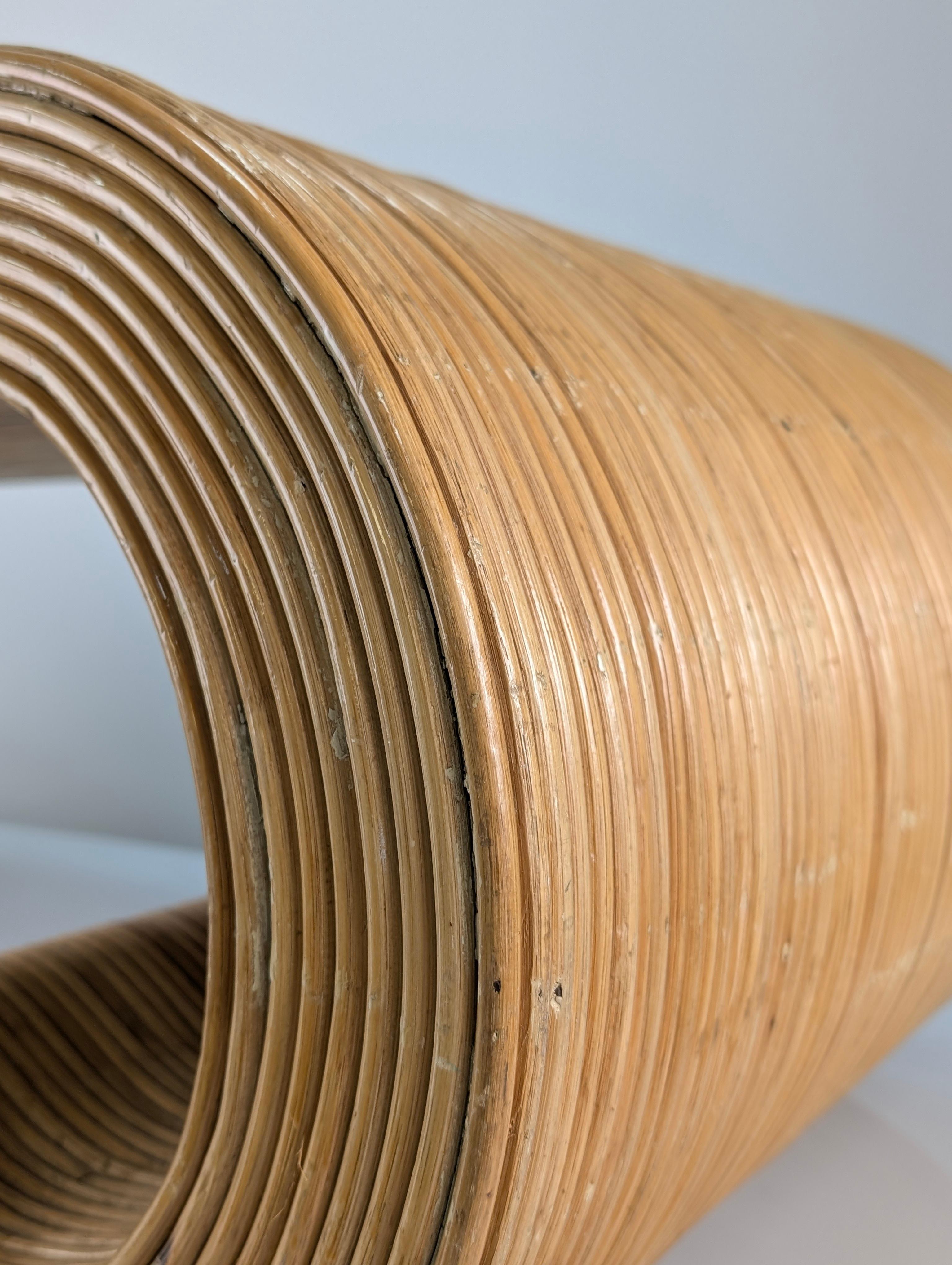 Mesa de centro escultórica de ratán curvado, años 70 en venta 2