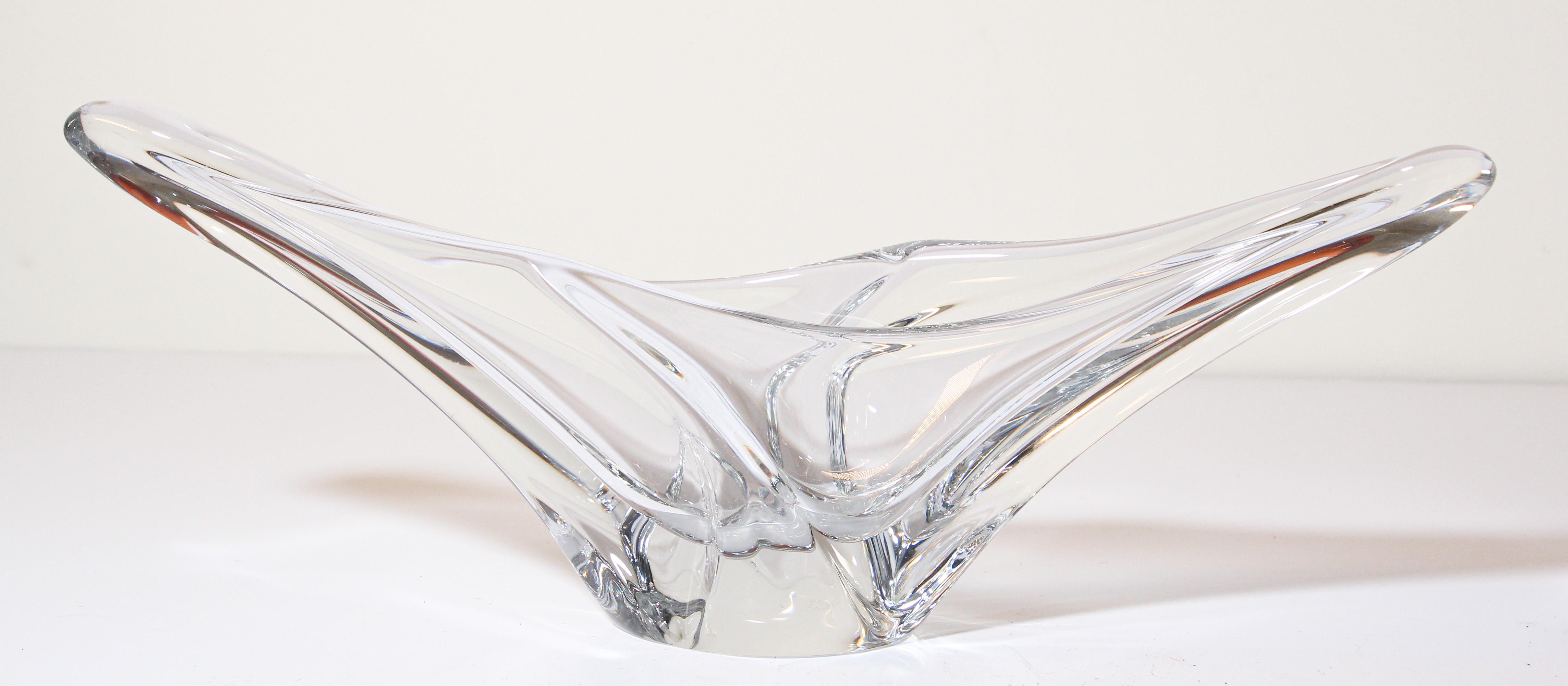 20ième siècle Bol à fruits sculptural curviligne en verre d'art par Daum, France en vente