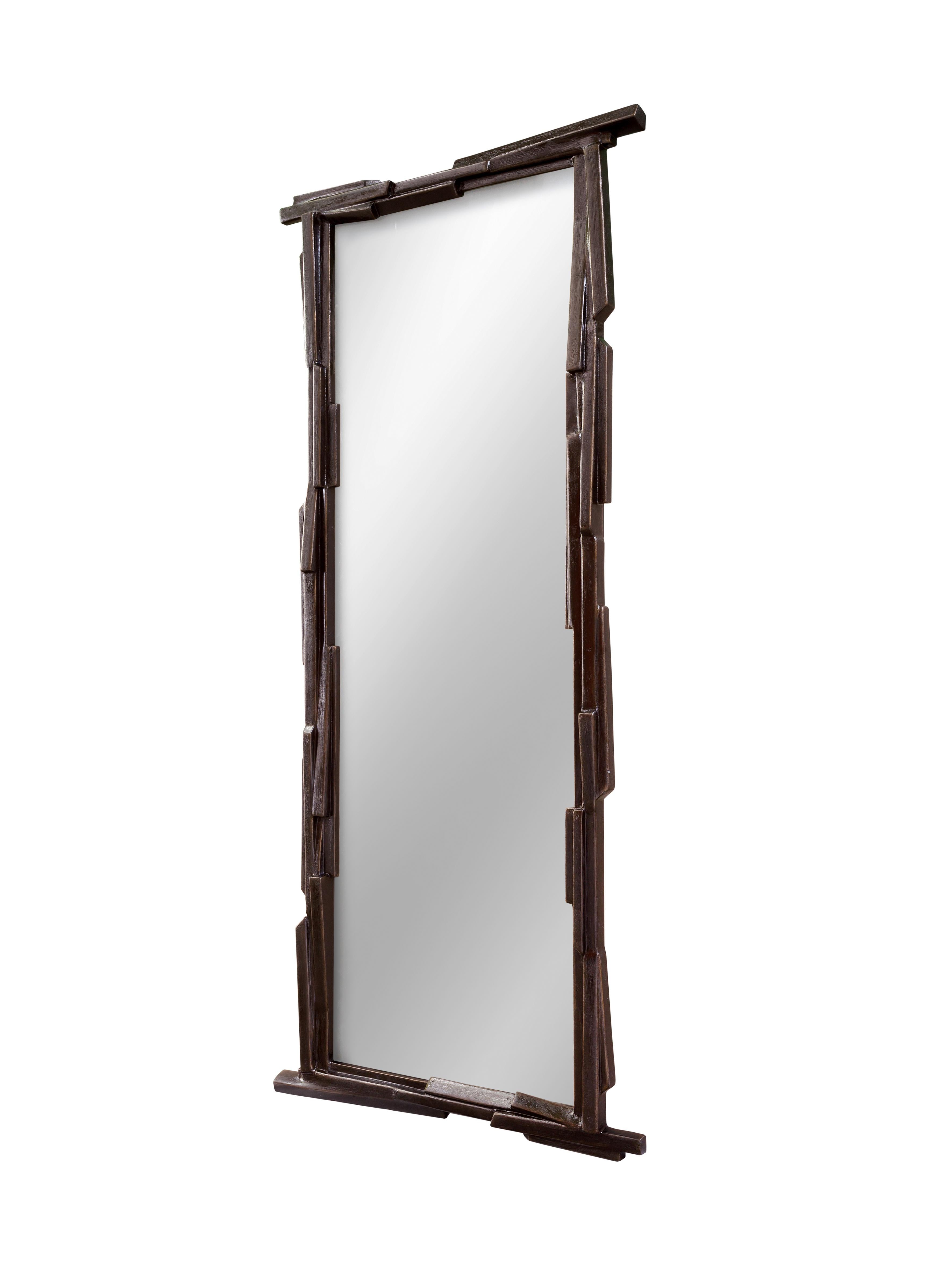 Des fragments de métal, façonnés et assemblés selon un ordre secret. Chaque miroir Linea est artistiquement sculpté à la main dans le plâtre, la sensualité s'exprimant dans sa patine - un mélange de texture rugueuse et veloutée. Disponible en