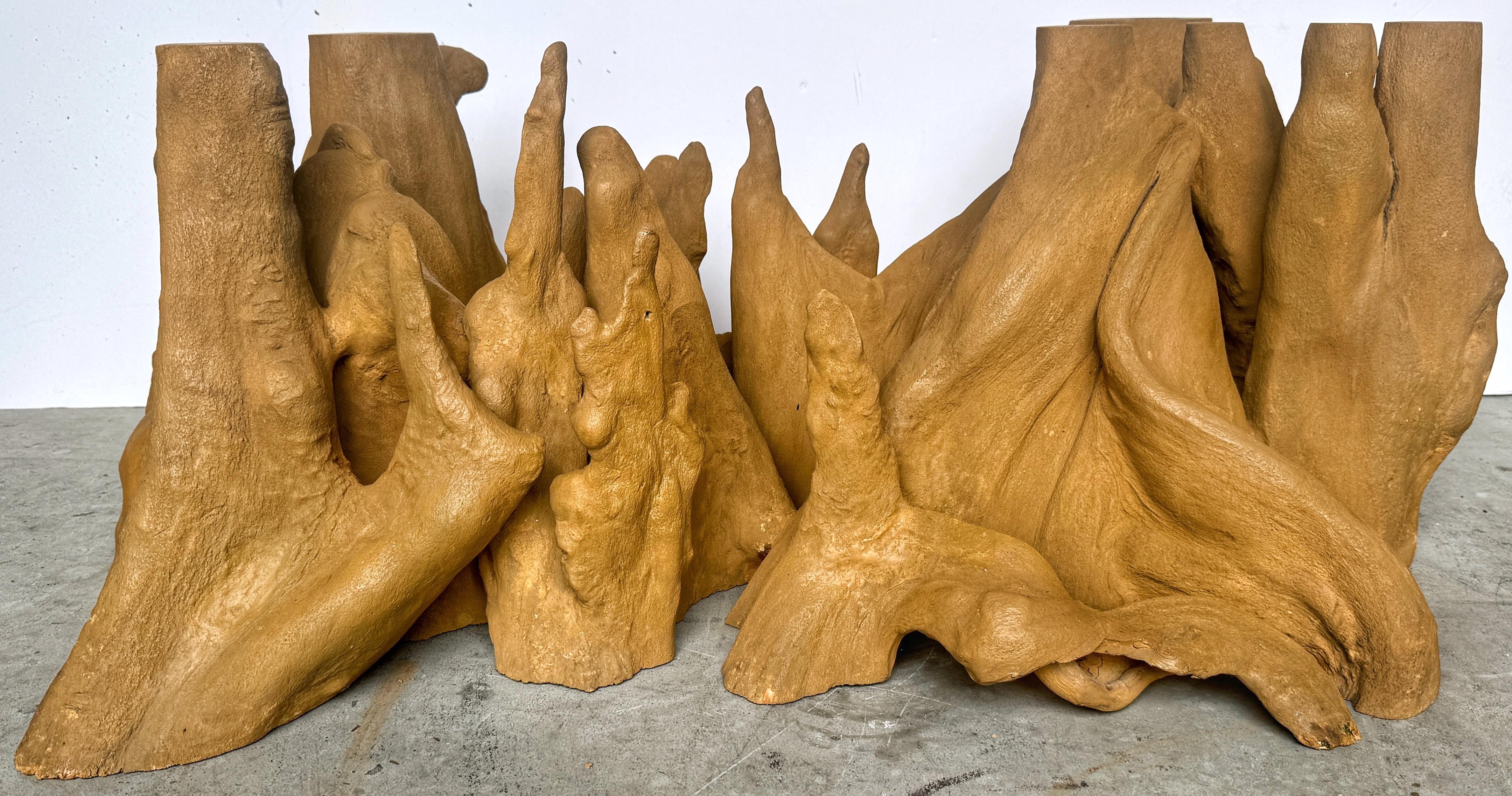 Skulpturale Zypernwurzellandschaft Couchtischunterlage, von Fred Lindahl, 1978

Dem Cypress Knee Studio zugeschrieben, signiert vom Künstler Fred Lindahl, datiert 

Wir präsentieren einen außergewöhnlichen skulpturalen Couchtischsockel aus