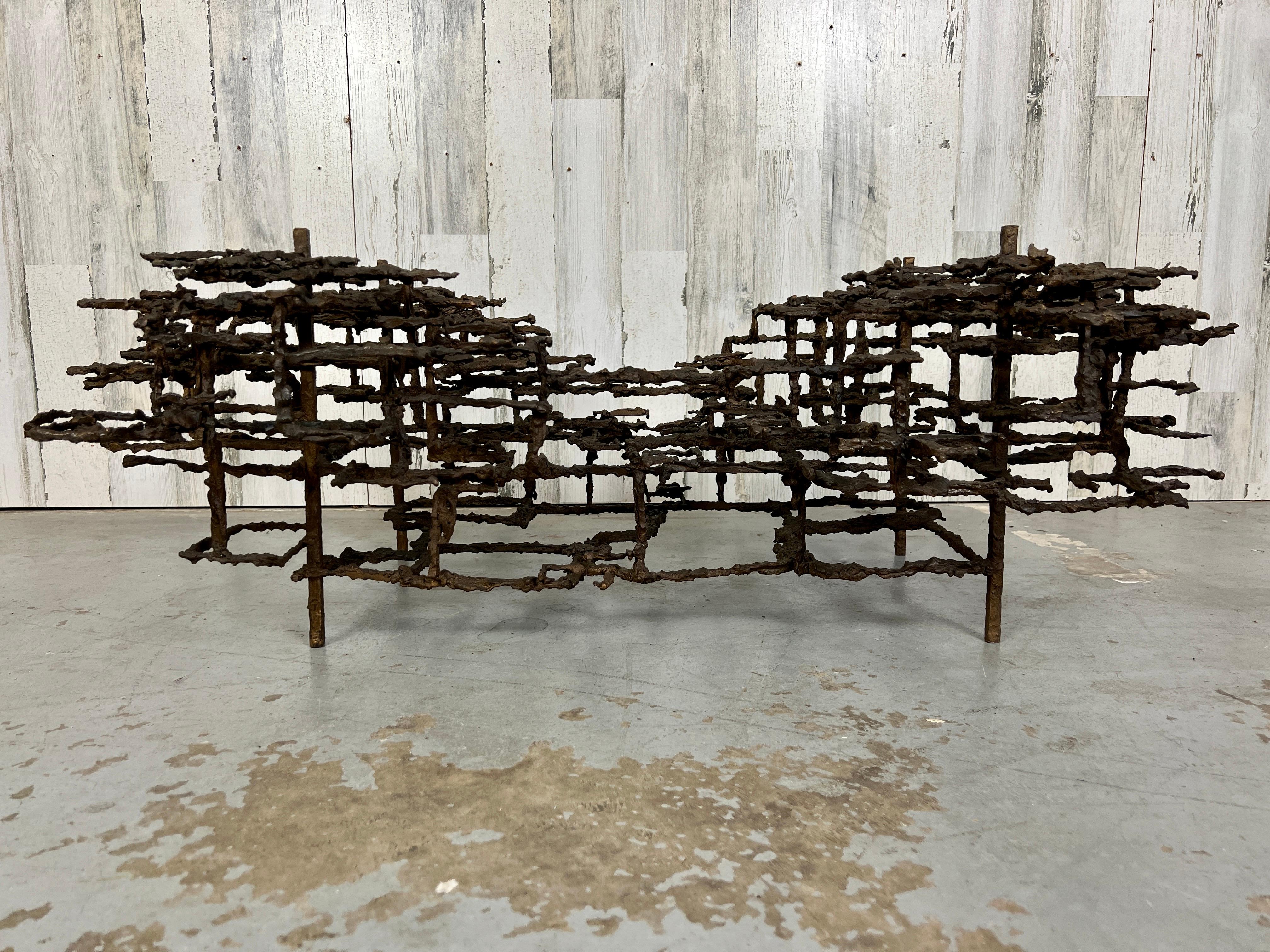 Nord-américain Table basse sculpturale Daniel Gluck en vente