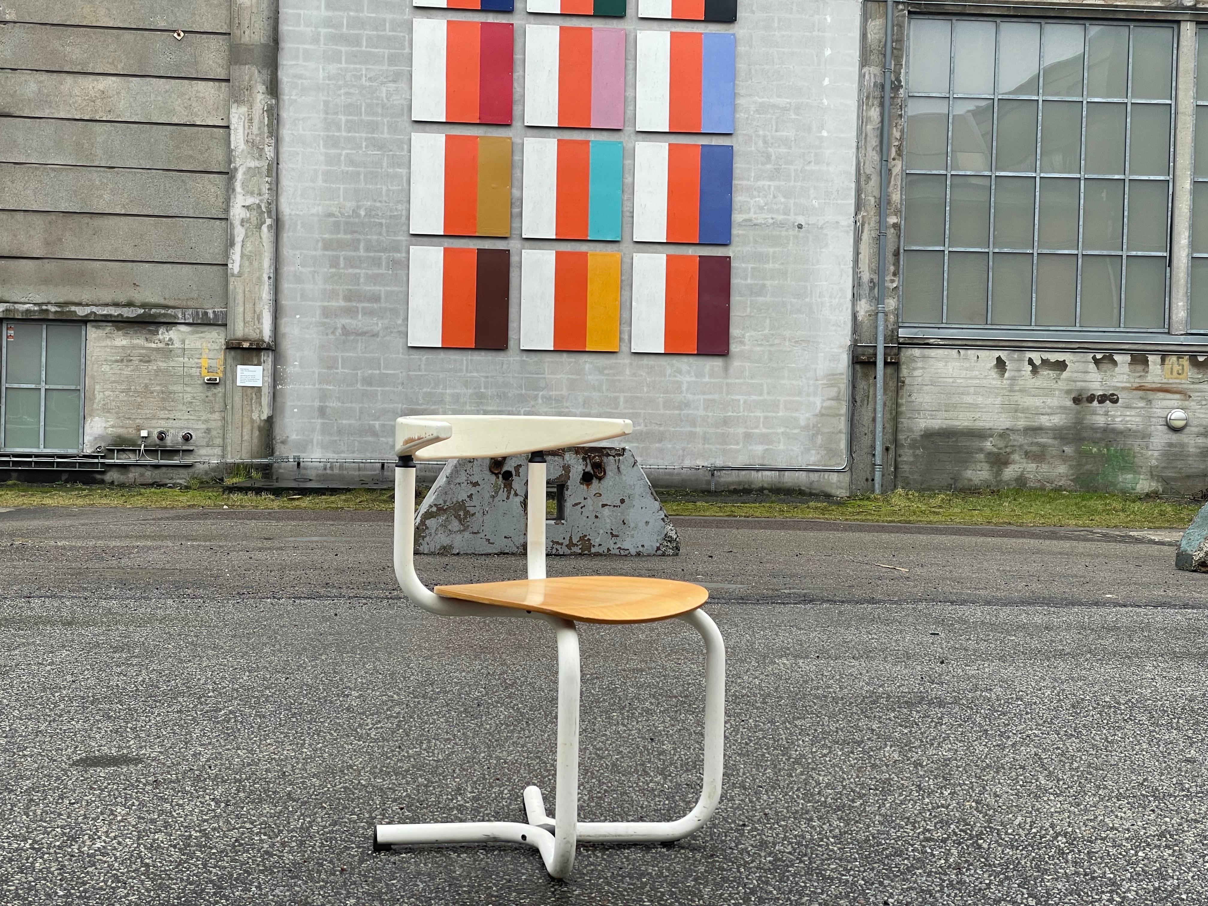 Des années 1980 - une chaise de bureau danoise moderne qui allie sans effort la forme et la fonction. Fabriquée avec un sens aigu du design, cette chaise témoigne des sensibilités esthétiques de l'époque. Ses lignes épurées et sa structure innovante