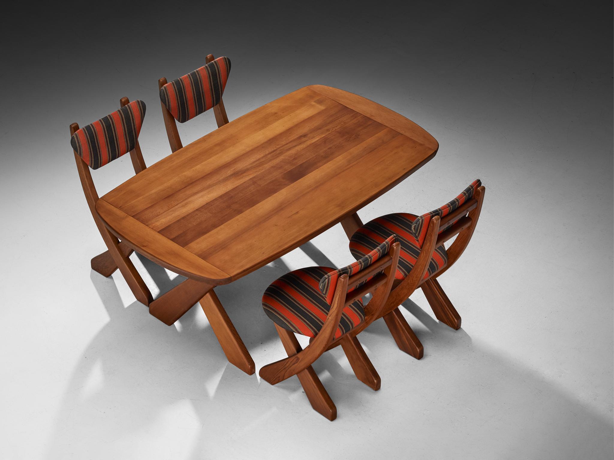Set di quattro sedie da pranzo e un tavolo da pranzo, pino dell'Oregon, tessuto, Danimarca, anni '70

Abilmente intagliato, questo set da pranzo di origine danese ha una qualità tranquilla e fiabesca, come se si trovasse nell'angolo di una baita nel