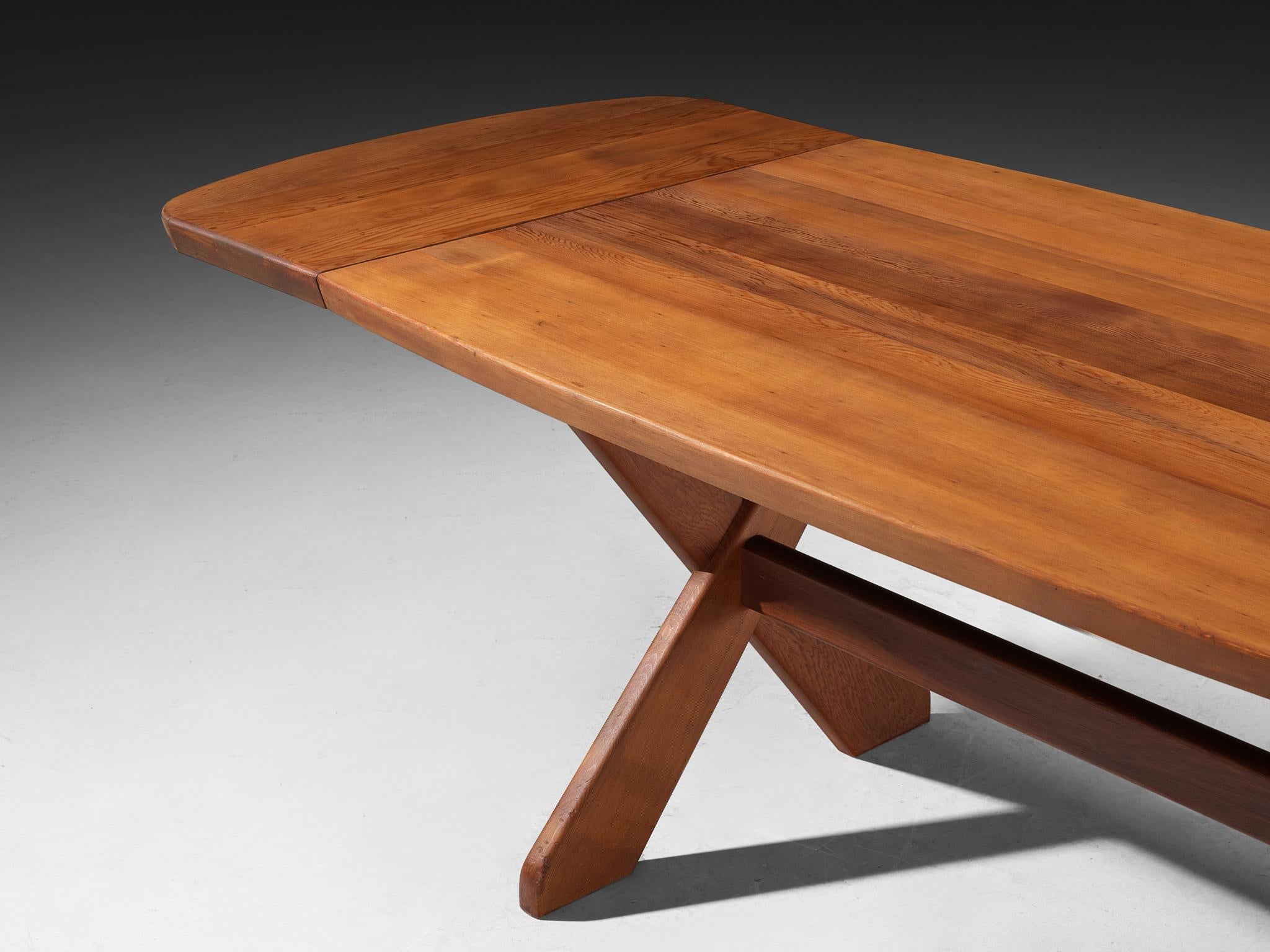 Sculptural Danish Extendable Dining Table in Oregon Pine In Good Condition For Sale In Waalwijk, NL