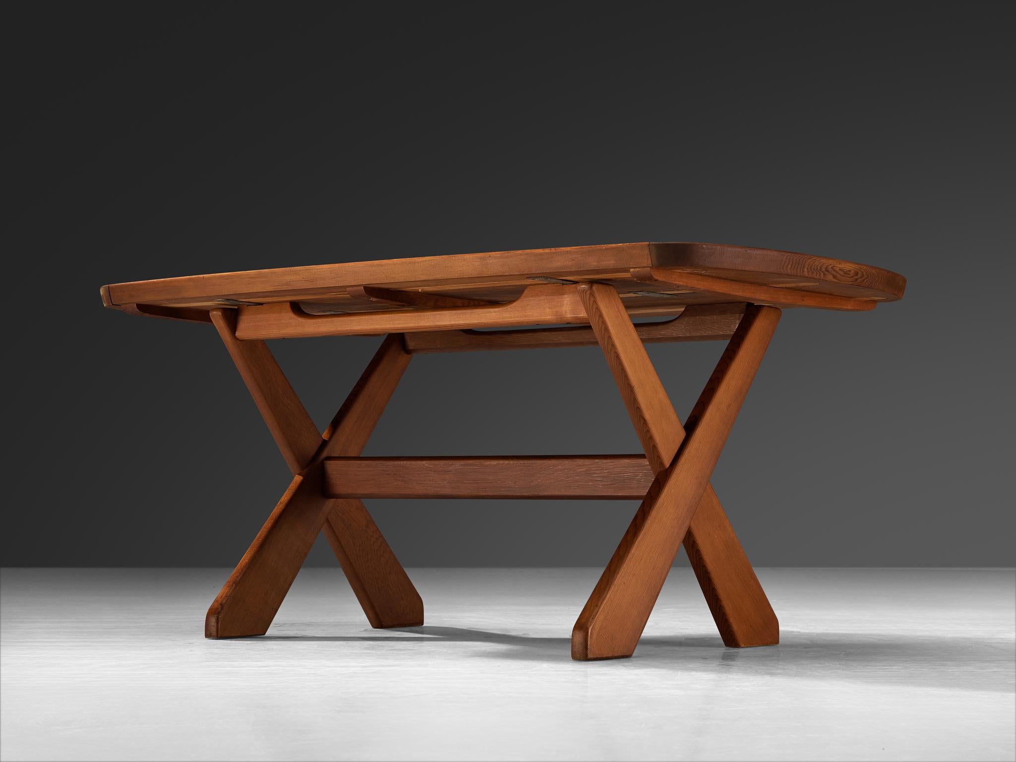 Sculptural Danish Extendable Dining Table in Oregon Pine For Sale 4