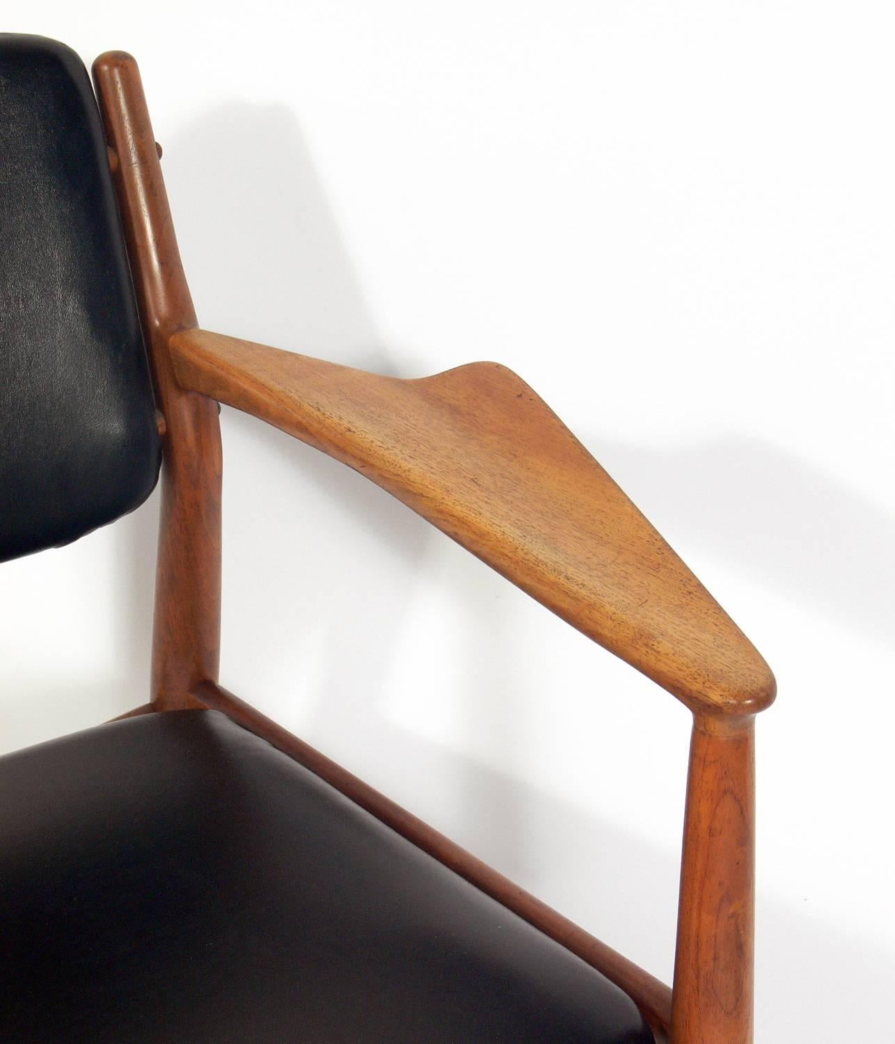 Leather Sculptural Danish Modern Lounge Chair by Arne Vodder