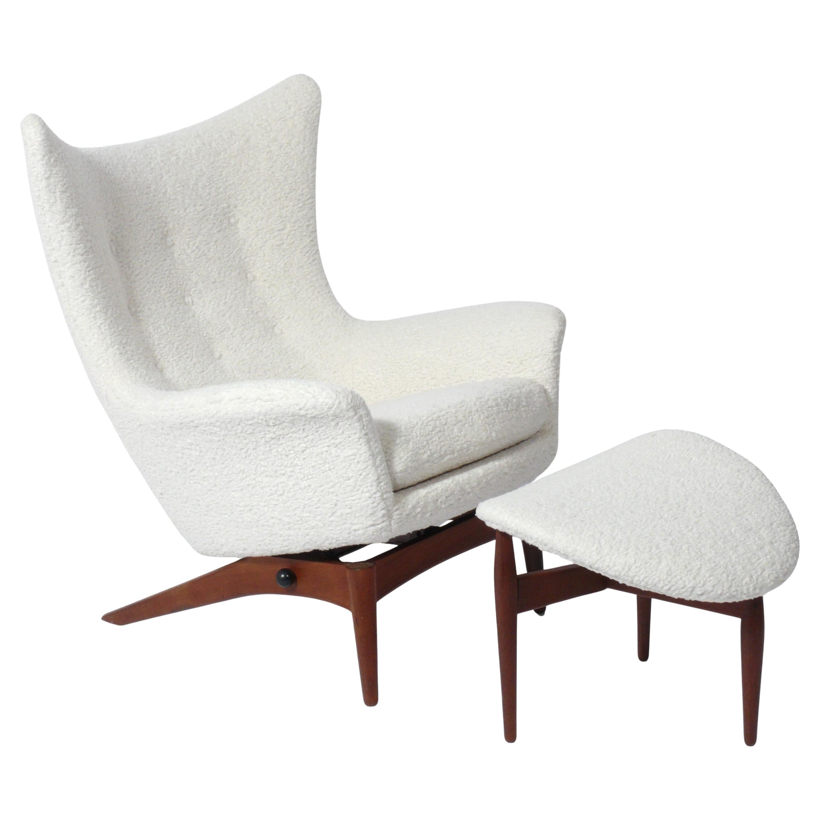 Silla y otomana escultóricas de estilo moderno danés, diseñadas por H.W. Klein para Bramin Mobler, Dinamarca, hacia la década de 1960. Esta silla se está retapizando actualmente y se puede completar en tu tela. Sólo tienes que enviarnos metros de tu