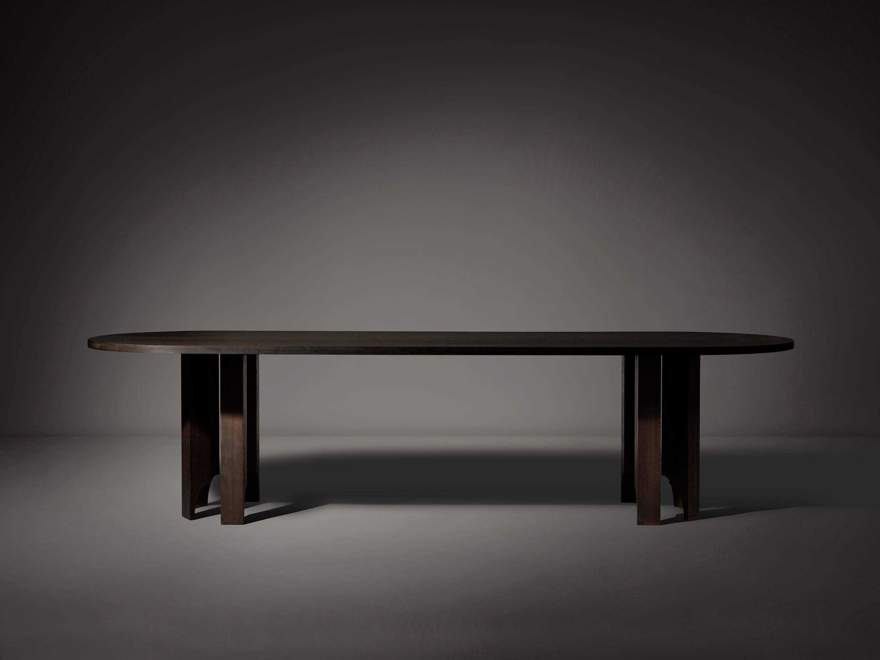 La table Acer Capsule est un jeu d'équilibre entre ses volumes lourds et solides et ses pieds légers et pointus qui présentent des vides semi-arqués. Conçue par Aad Bos et fabriquée aux Pays-Bas. 

Mokko représente une collection d'objets