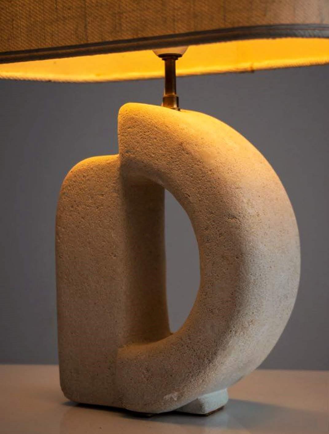 Rare lampe de table sculpturale en pierre moulée d'Albert Tormos, France 1970. 
.
Cette belle pièce en pierre moulée est composée de deux parties : la base comprenant l'installation électrique, et un large abat-jour.
.
La taille est très bonne