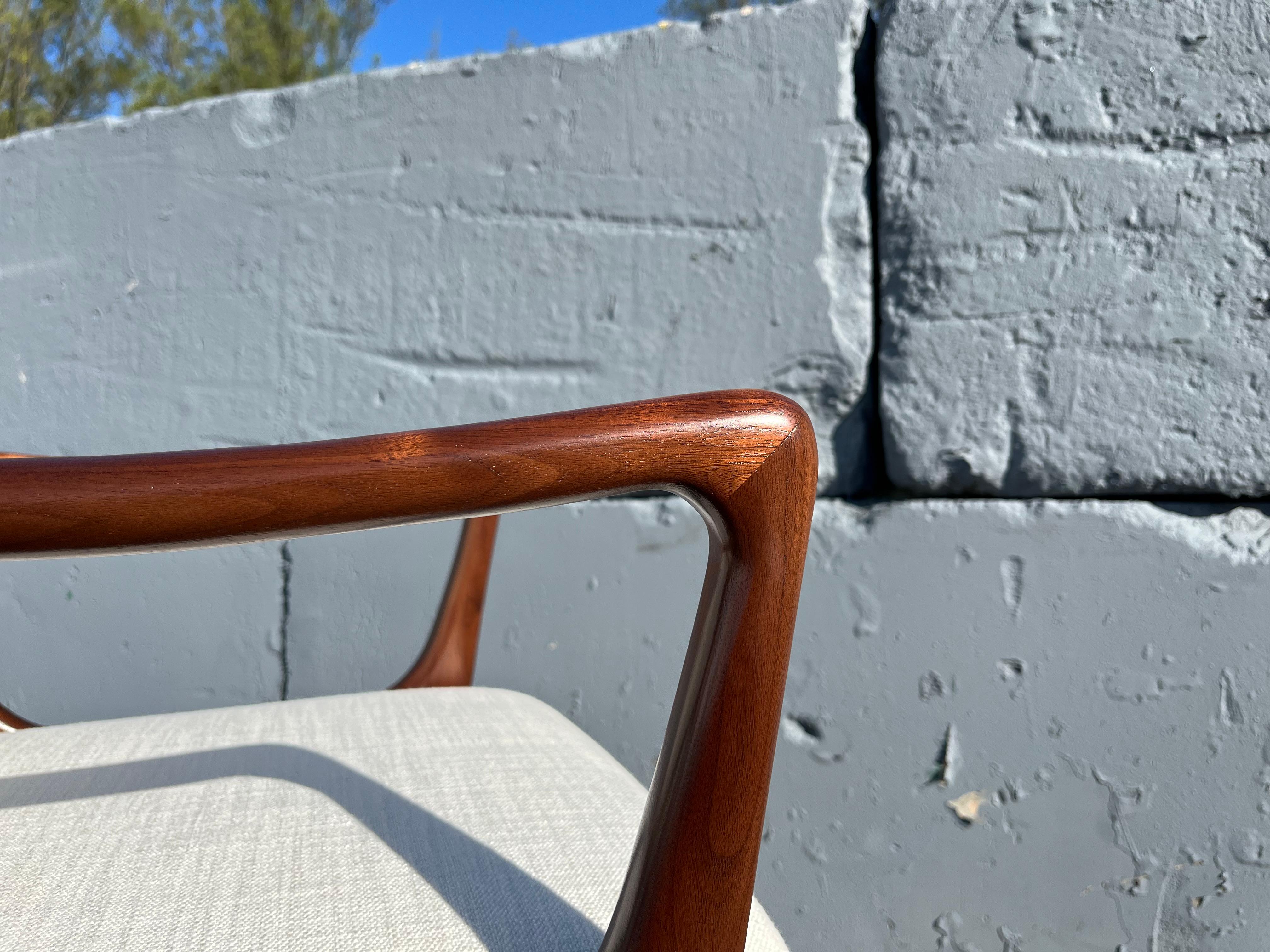 Sculptural Dining Arm Chairs in the Style of Gio Ponti, Walnut in vendita 3