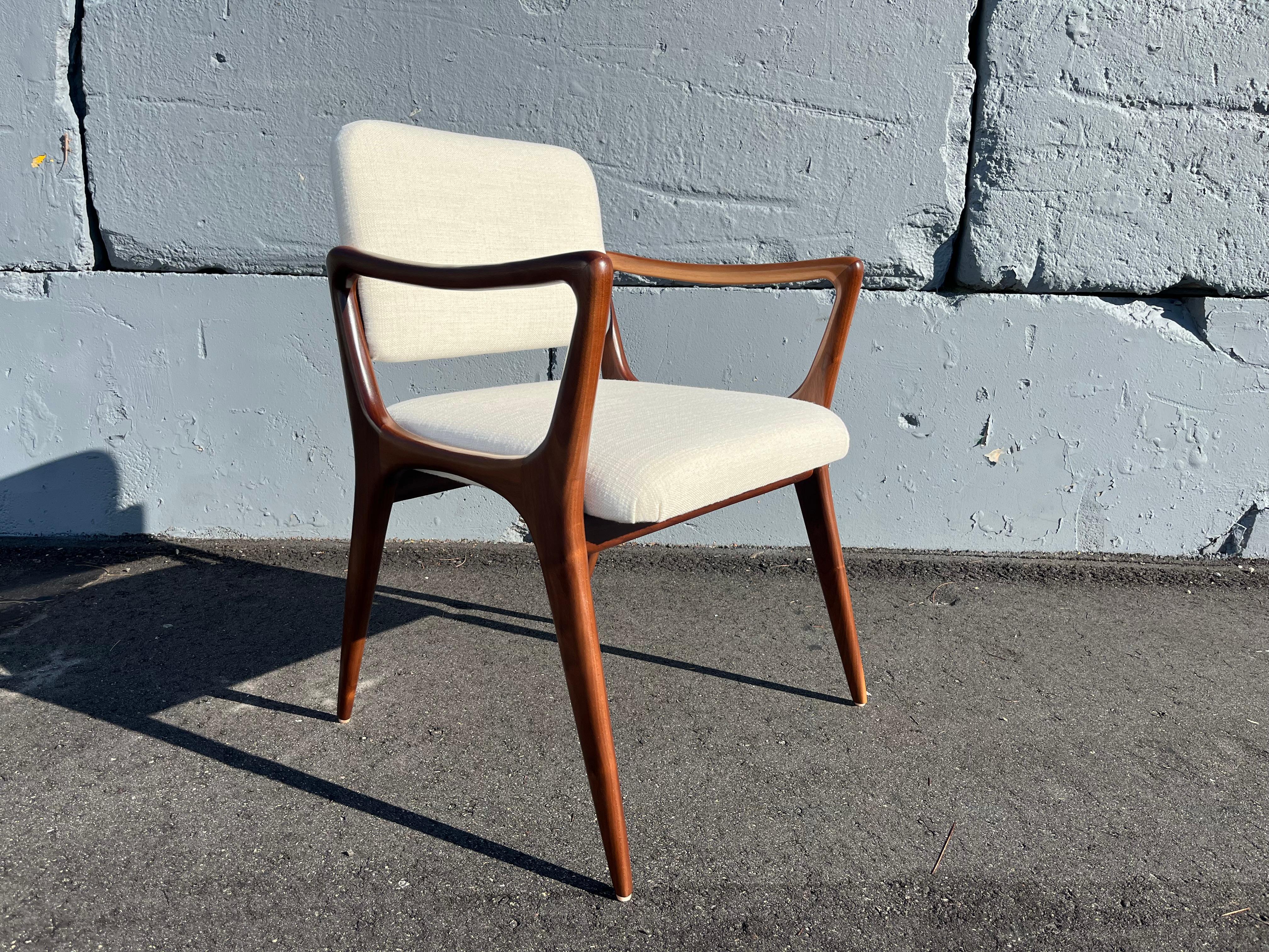 Sculptural Dining Arm Chairs in the Style of Gio Ponti, Walnut in vendita 4