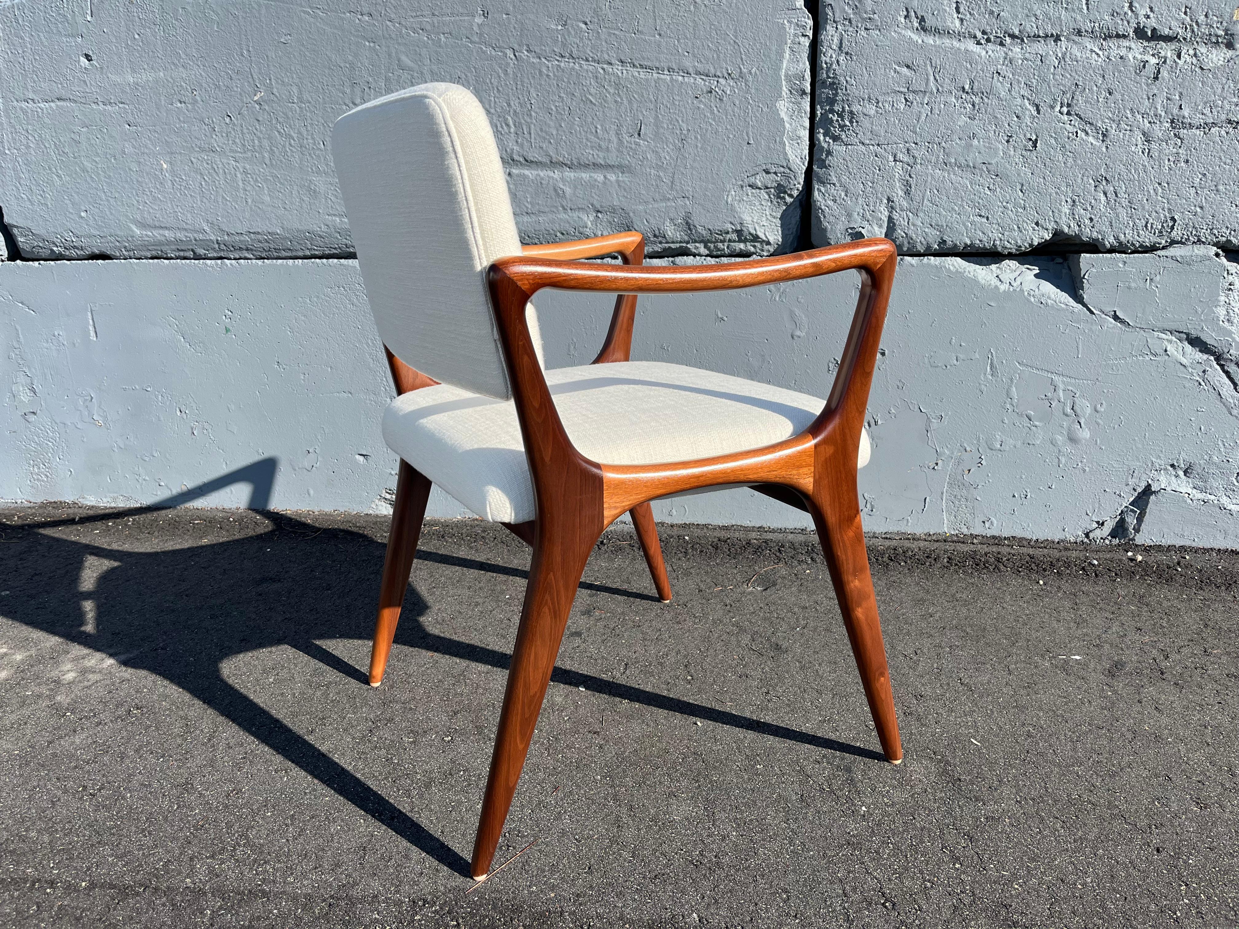 Sculptural Dining Arm Chairs in the Style of Gio Ponti, Walnut in vendita 5