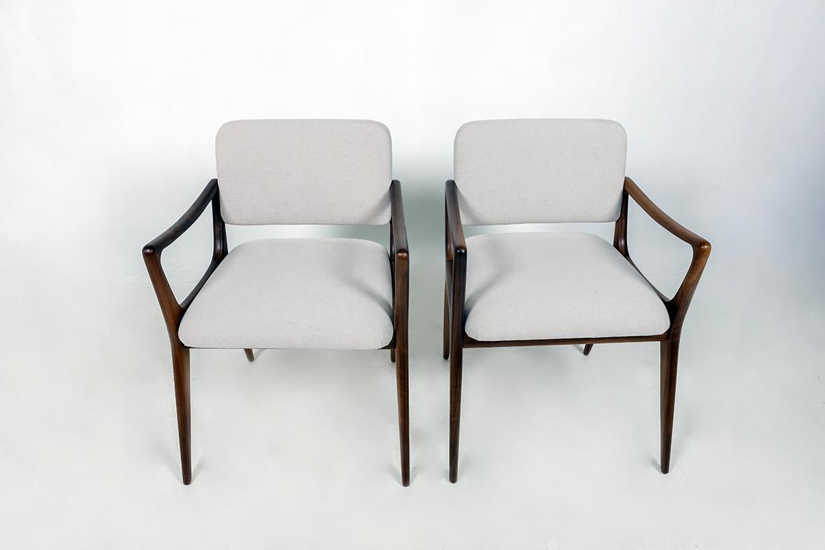 Mid-Century moderno Poltrone da pranzo scultoree nello stile di Gio Ponti in noce in vendita