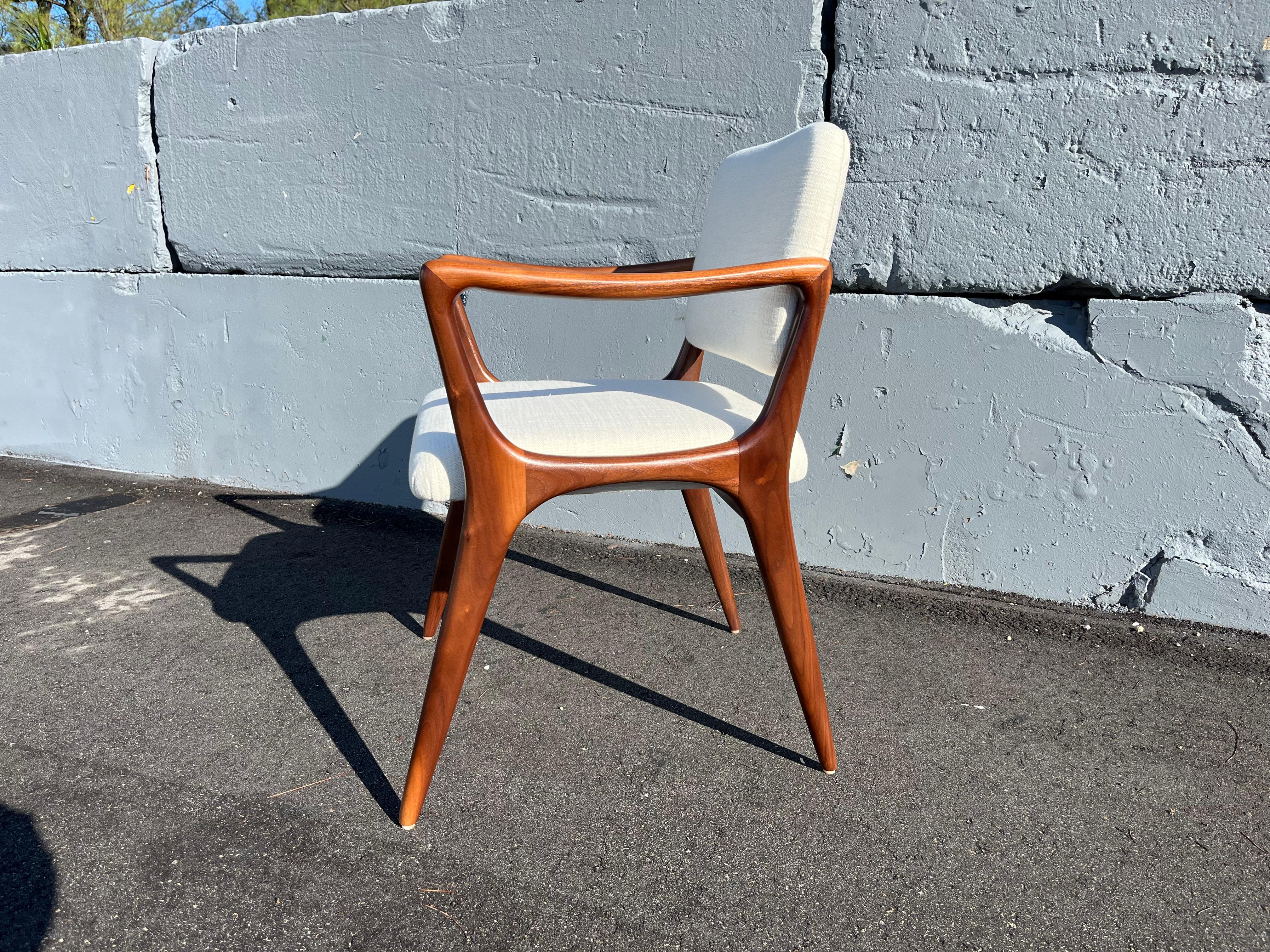 Mid-Century moderno Sculptural Dining Arm Chairs in the Style of Gio Ponti, Walnut in vendita