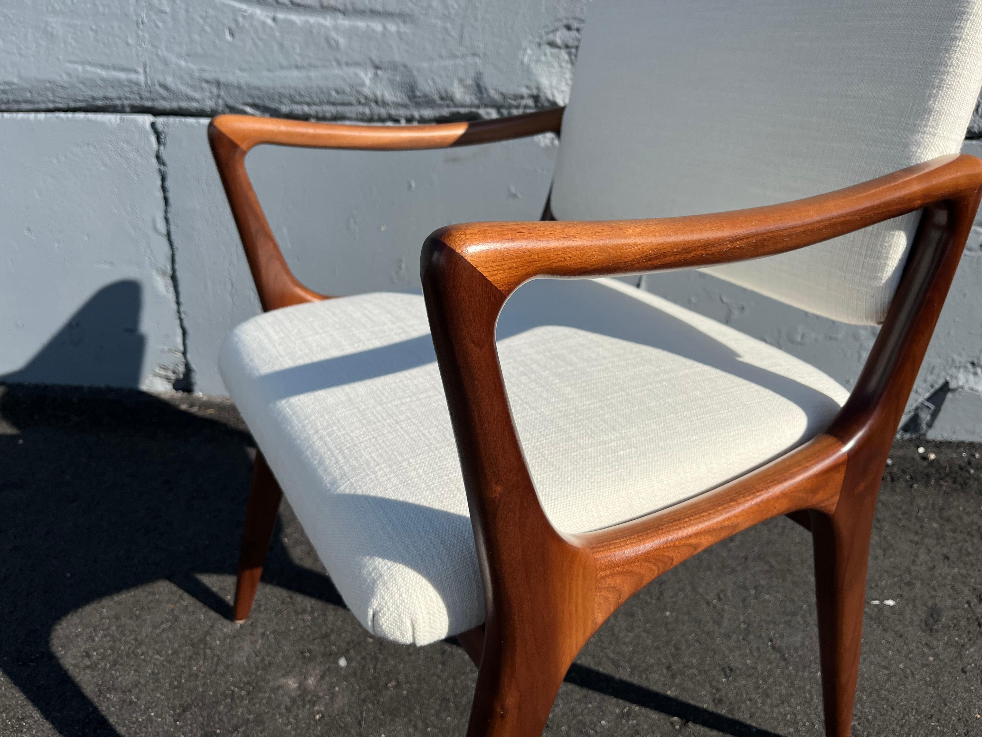 Americano Sculptural Dining Arm Chairs in the Style of Gio Ponti, Walnut in vendita