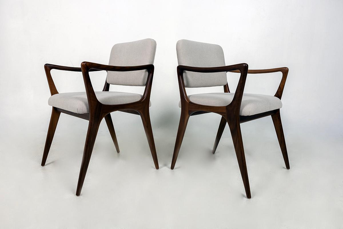Poltrone da pranzo scultoree nello stile di Gio Ponti in noce In condizioni ottime in vendita a Miami, FL
