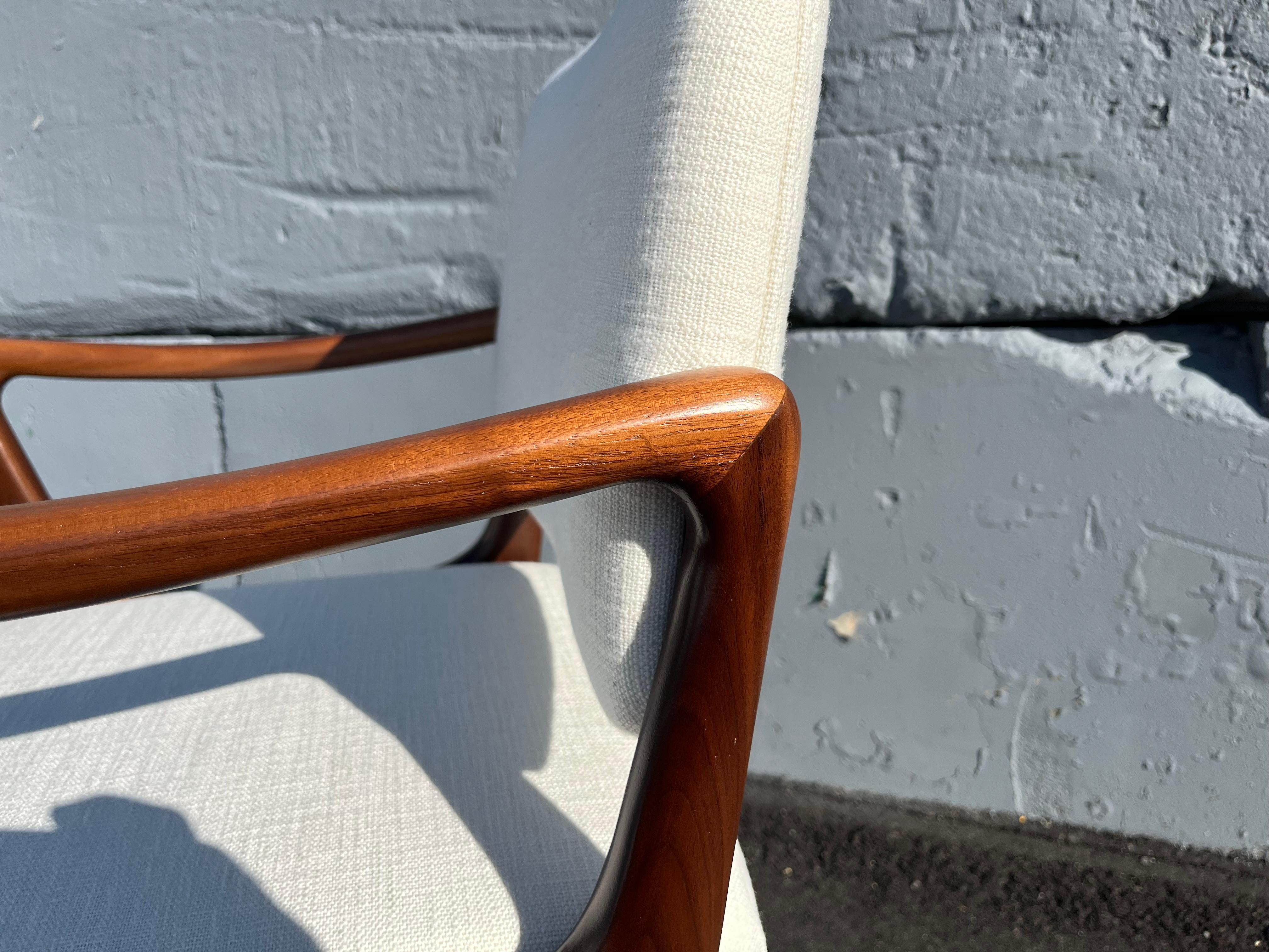 Sculptural Dining Arm Chairs in the Style of Gio Ponti, Walnut In condizioni ottime in vendita a Miami, FL