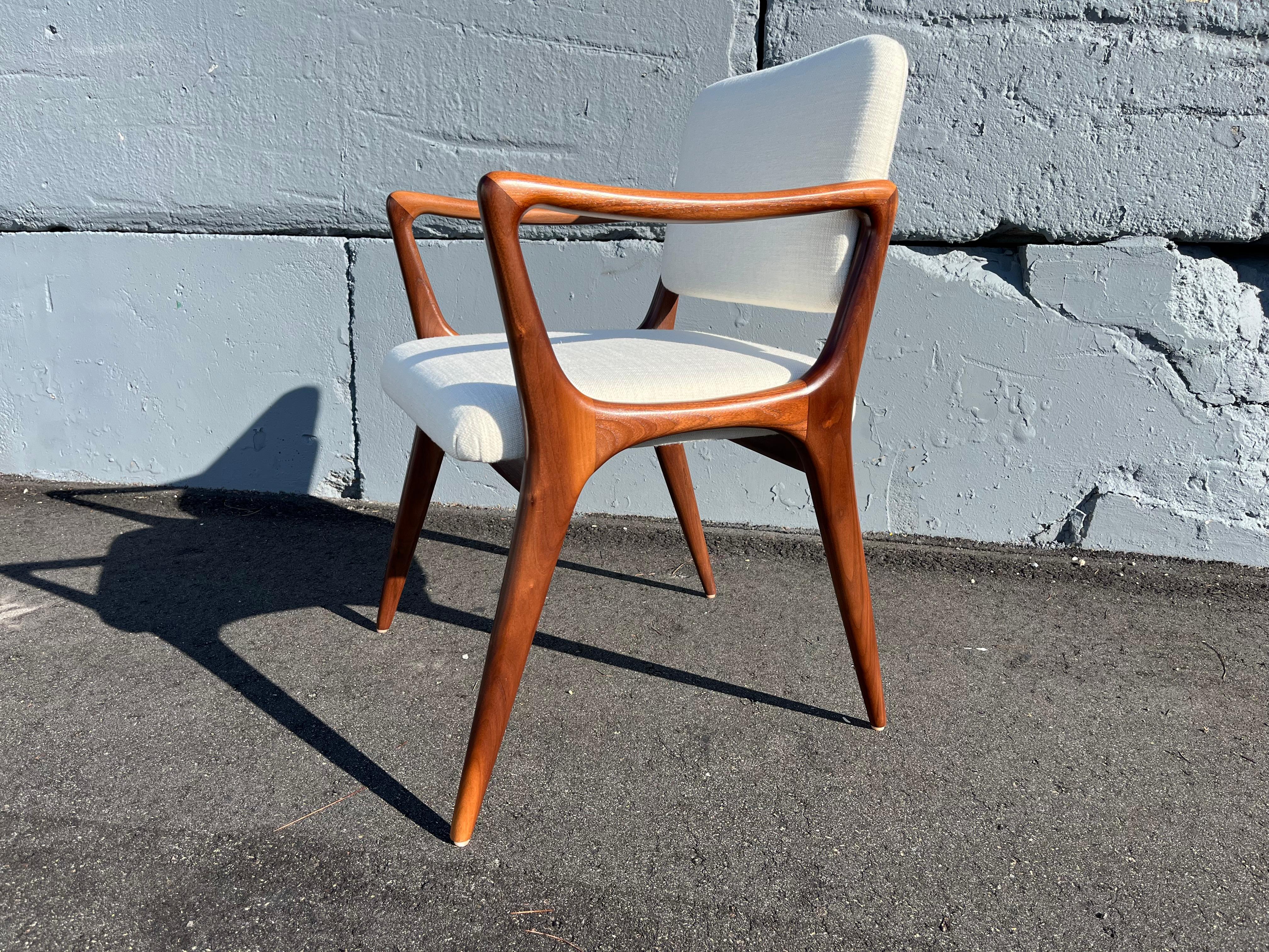 XXI secolo e contemporaneo Sculptural Dining Arm Chairs in the Style of Gio Ponti, Walnut in vendita