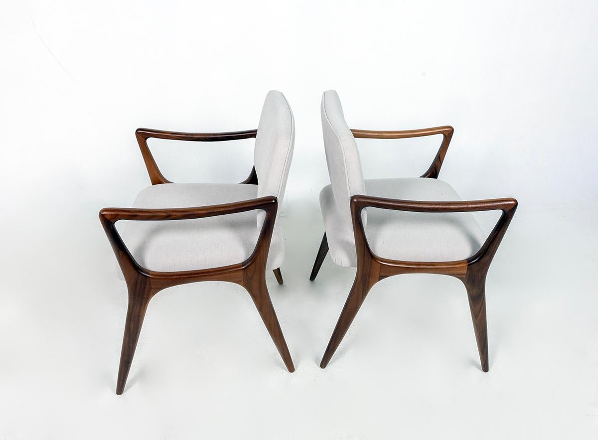 Tessuto Poltrone da pranzo scultoree nello stile di Gio Ponti in noce in vendita
