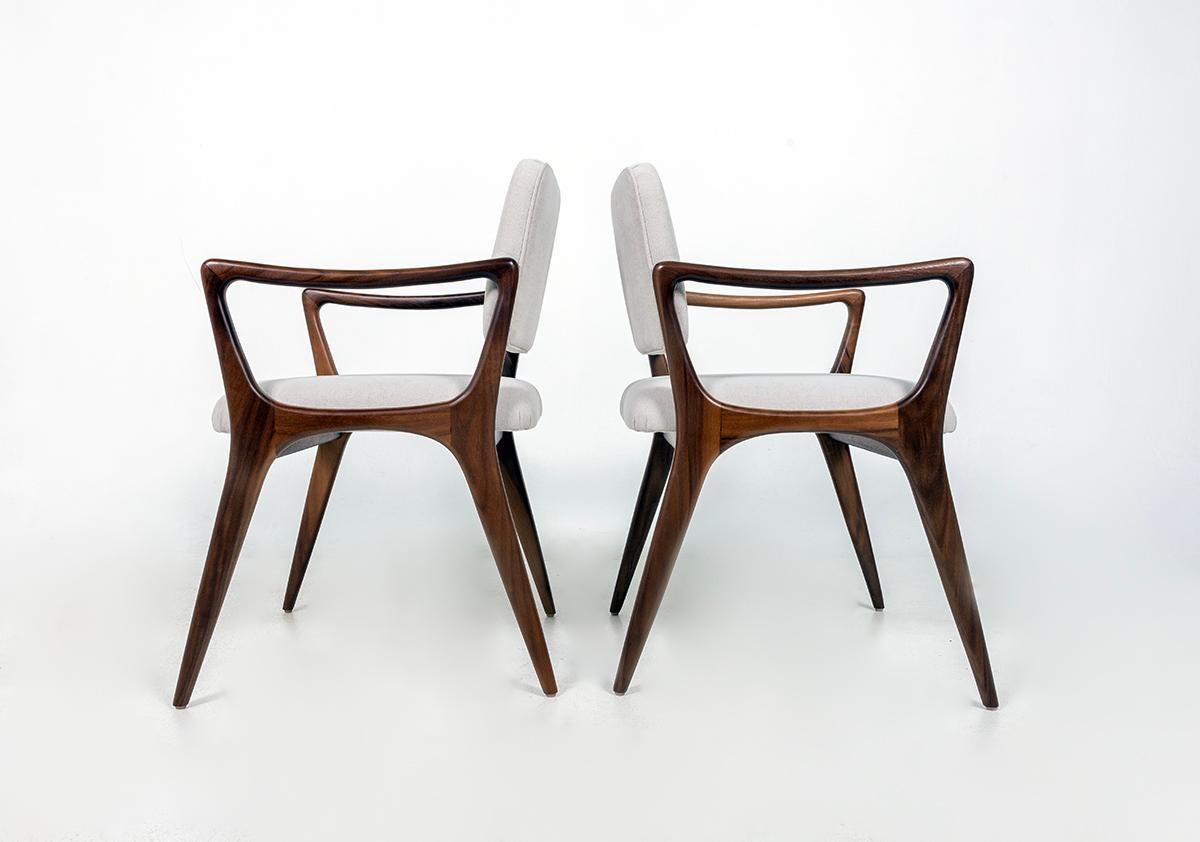 Poltrone da pranzo scultoree nello stile di Gio Ponti in noce in vendita 1
