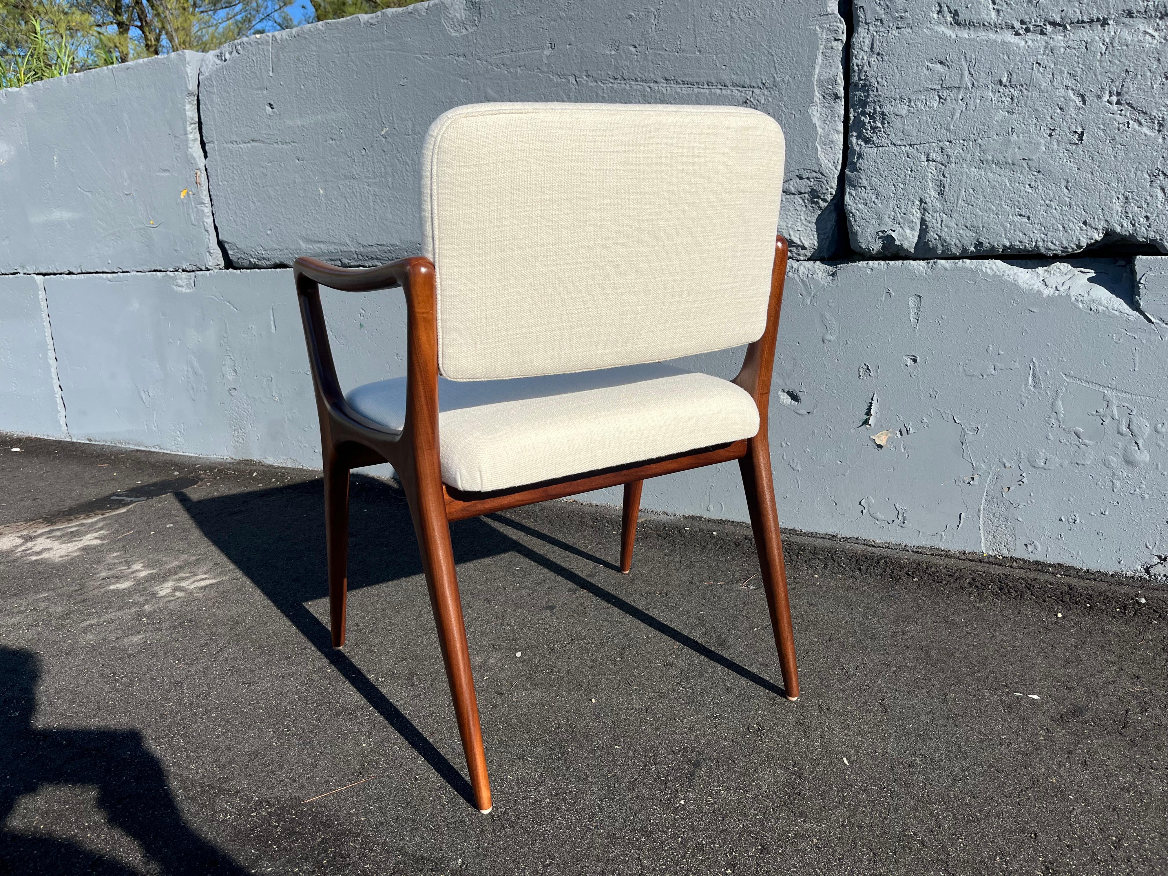 Sculptural Dining Arm Chairs in the Style of Gio Ponti, Walnut in vendita 1