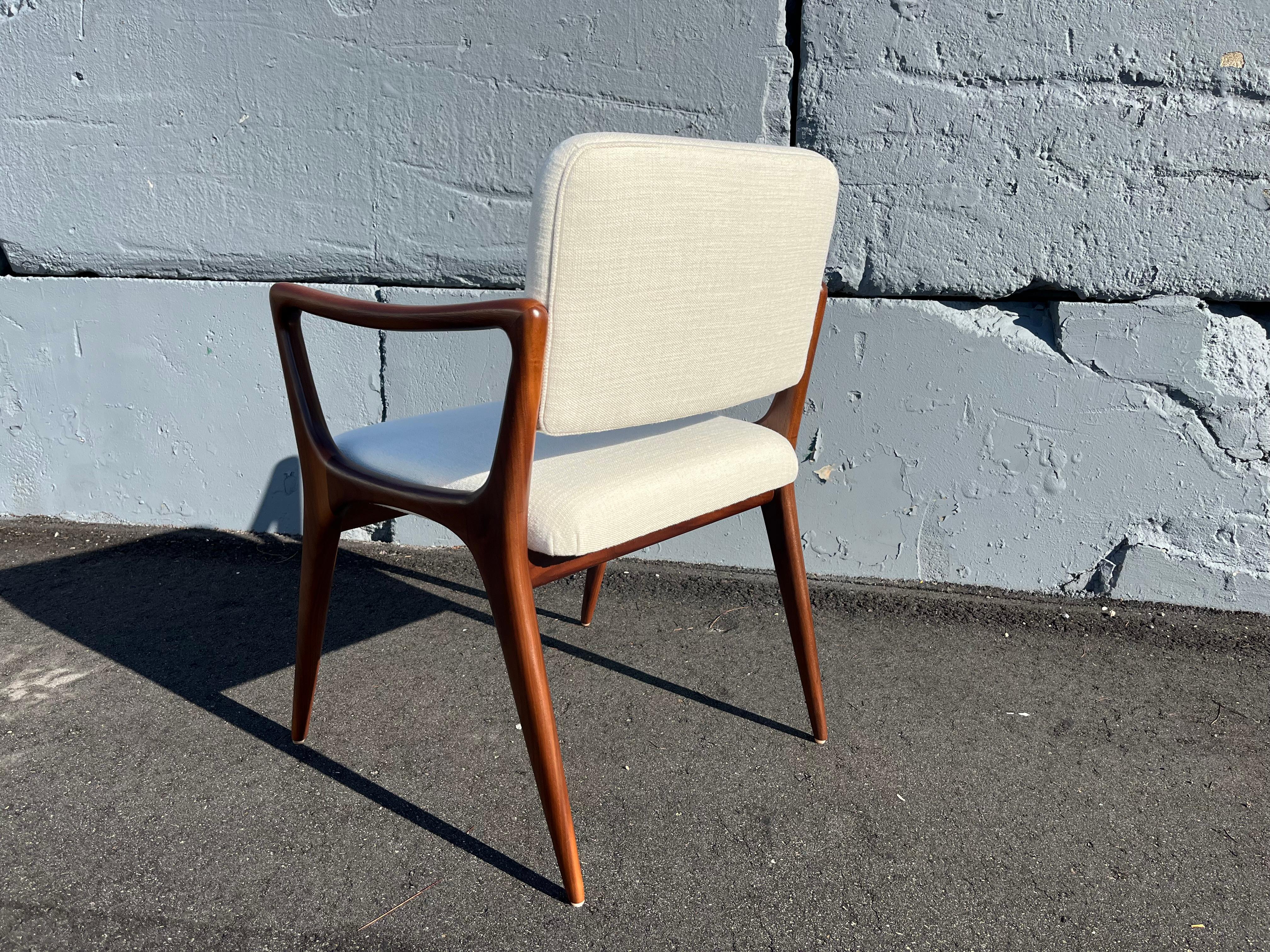 Sculptural Dining Arm Chairs in the Style of Gio Ponti, Walnut in vendita 2