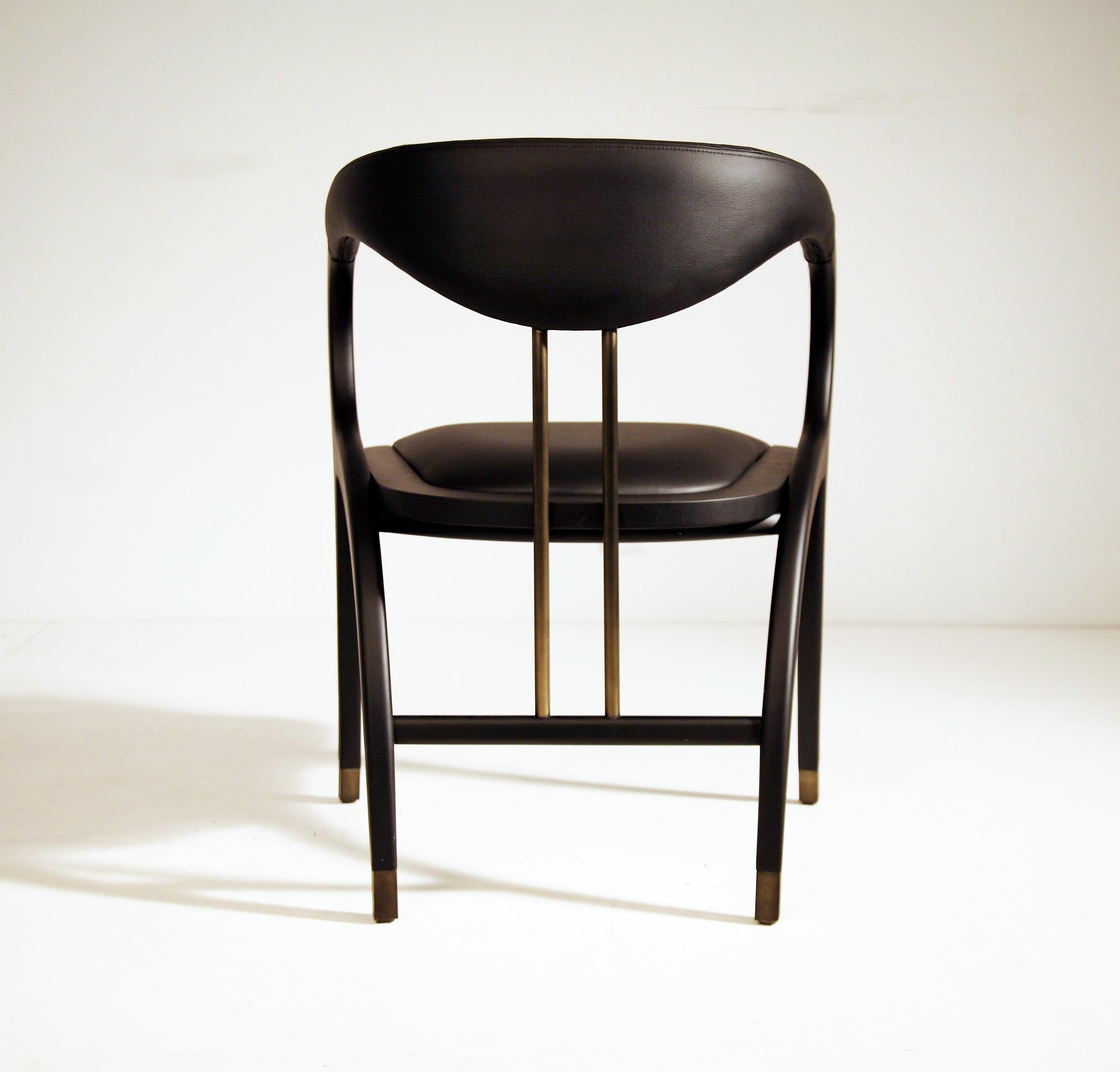 Ein Stuhl mit architektonischem und skulpturalem Design, gefertigt aus Massivholz mit Sitz und Rückenlehne aus Nubukleder. Sein schlankes und fließendes Design bringt die Schönheit des Holzrahmens in weißer Lackierung 01 zur Geltung. Der