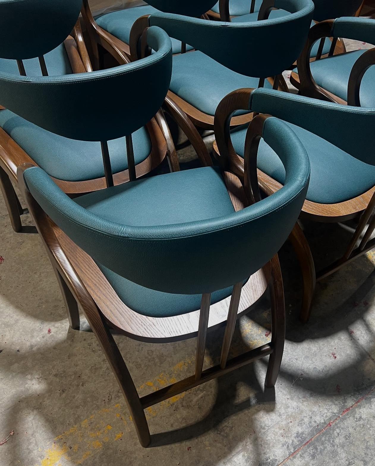 Sedia da pranzo scultorea in legno di frassino imbiancato e pelle grigio chiaro In condizioni Nuovo in vendita a NEW YORK, NY