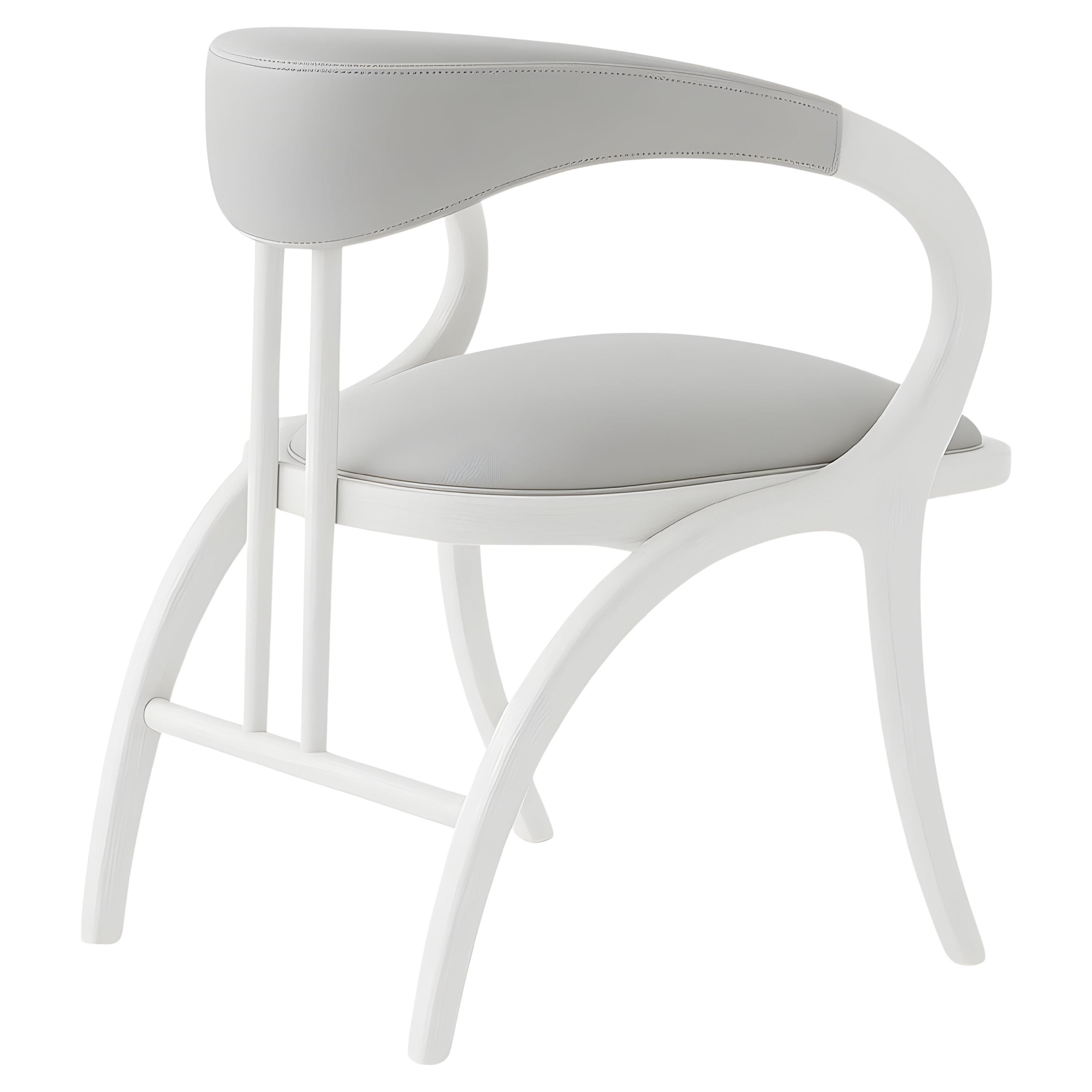 Sedia da pranzo scultorea in legno di frassino imbiancato e pelle grigio chiaro