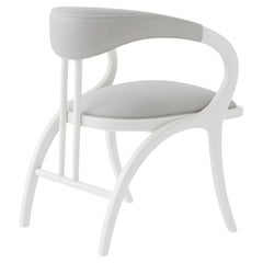 Sedia da pranzo scultorea in legno di frassino imbiancato e pelle grigio chiaro