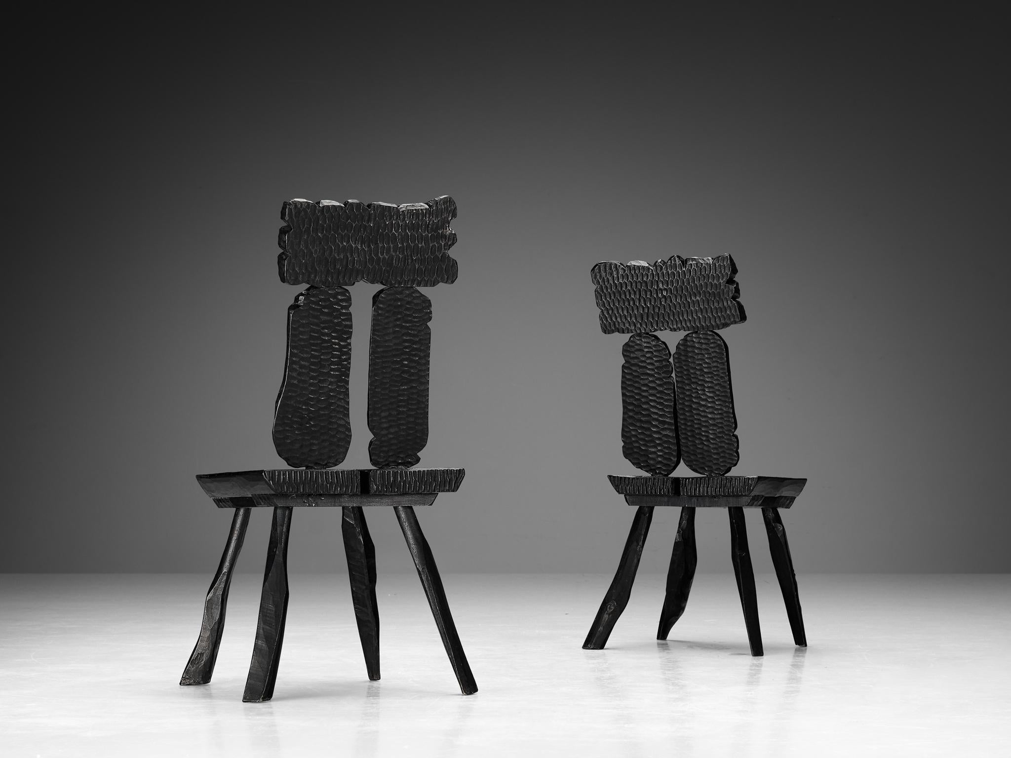 Skulpturale Esszimmerstühle aus schwarz lackiertem Holz mit dekorativen Schnitzereien (Ende des 20. Jahrhunderts) im Angebot
