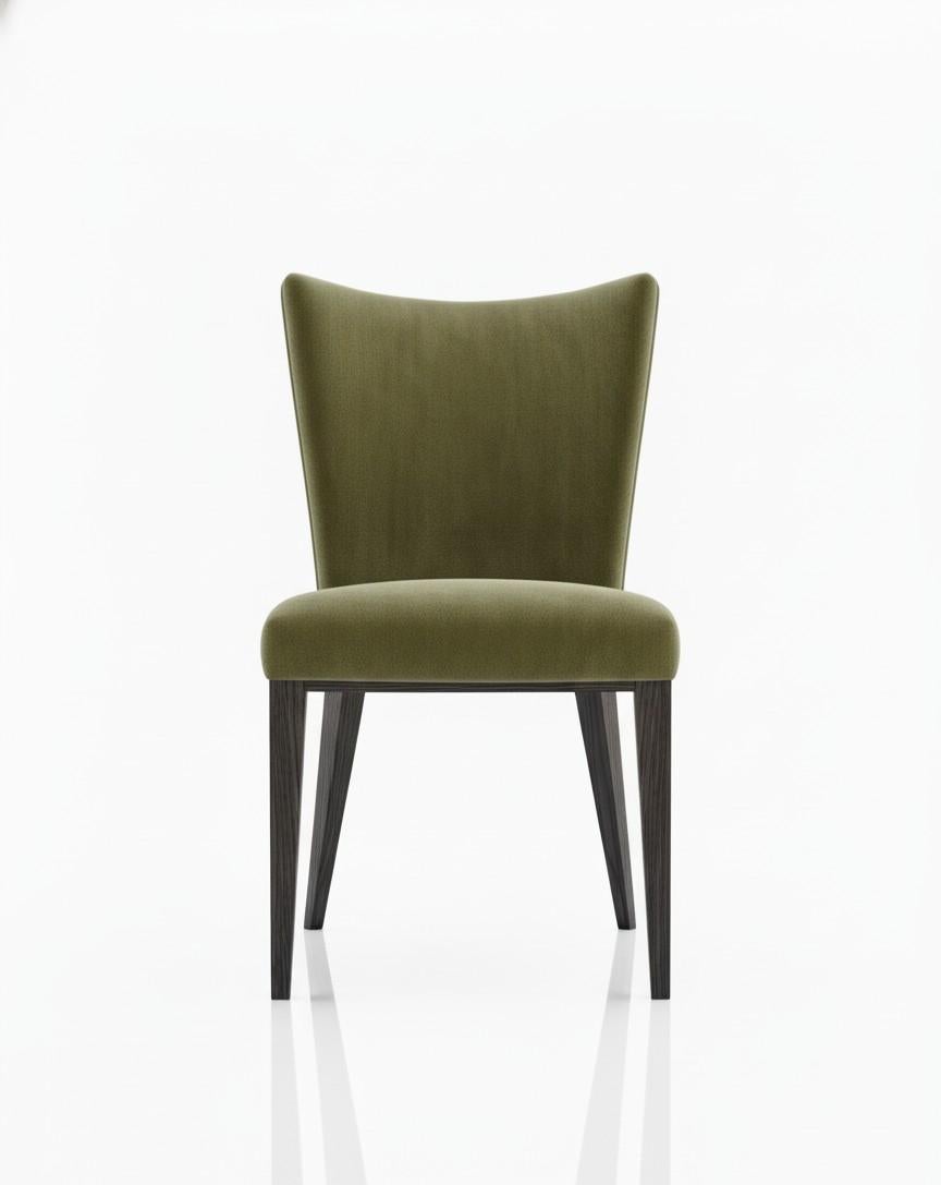 Un design senza tempo in combinazione con tecniche artigianali di alta moda. Le sedie da pranzo presentano uno schienale curvo imbottito in legno per un maggiore comfort. Disponibile con struttura in Oak fumé e velluto color mattone resistente alle