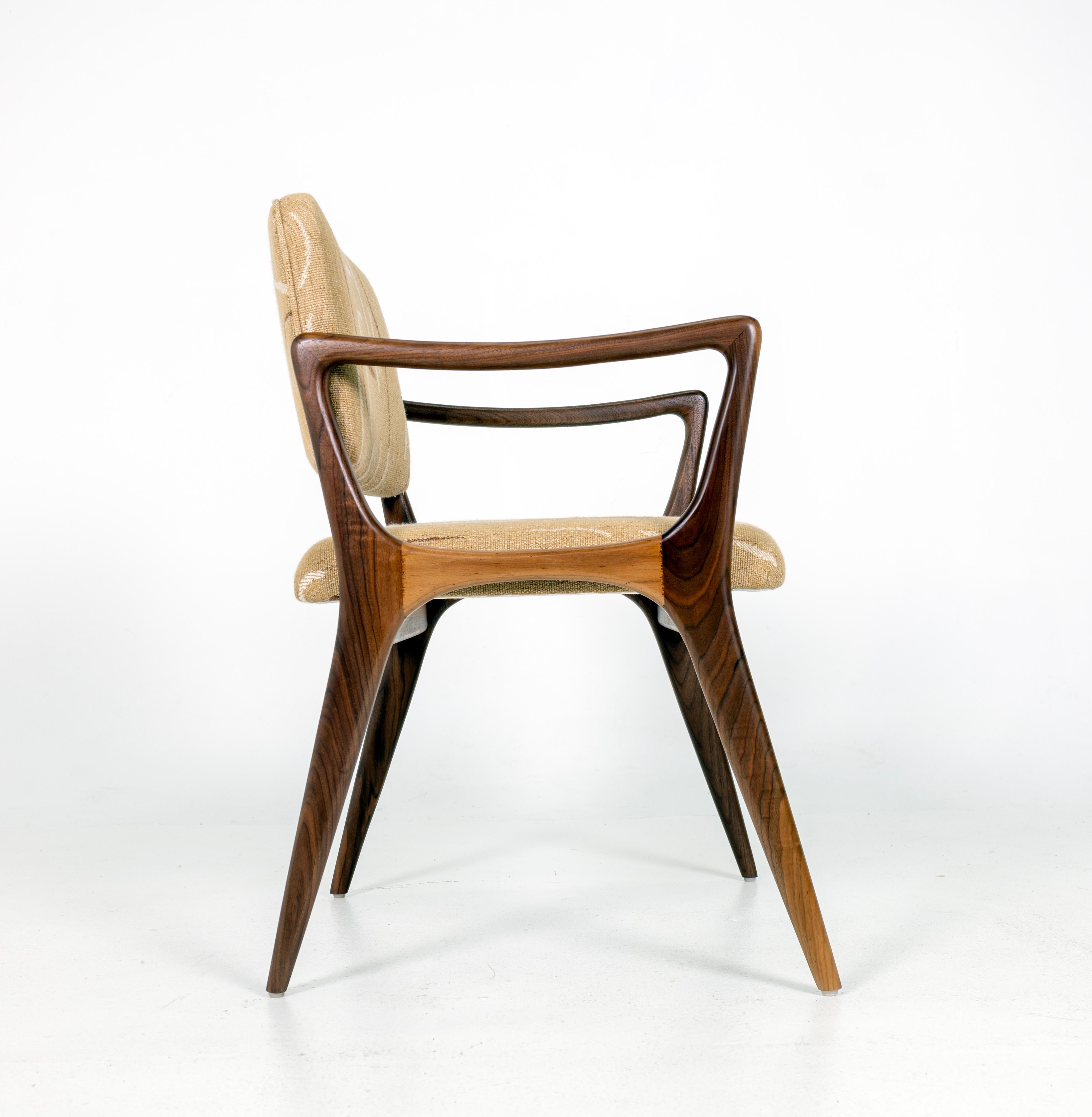 Skulpturaler Ess- oder Schreibtischstuhl aus Nussbaumholz Larsen-Stoff, Gio Ponti-Stil, Conga (Moderne)