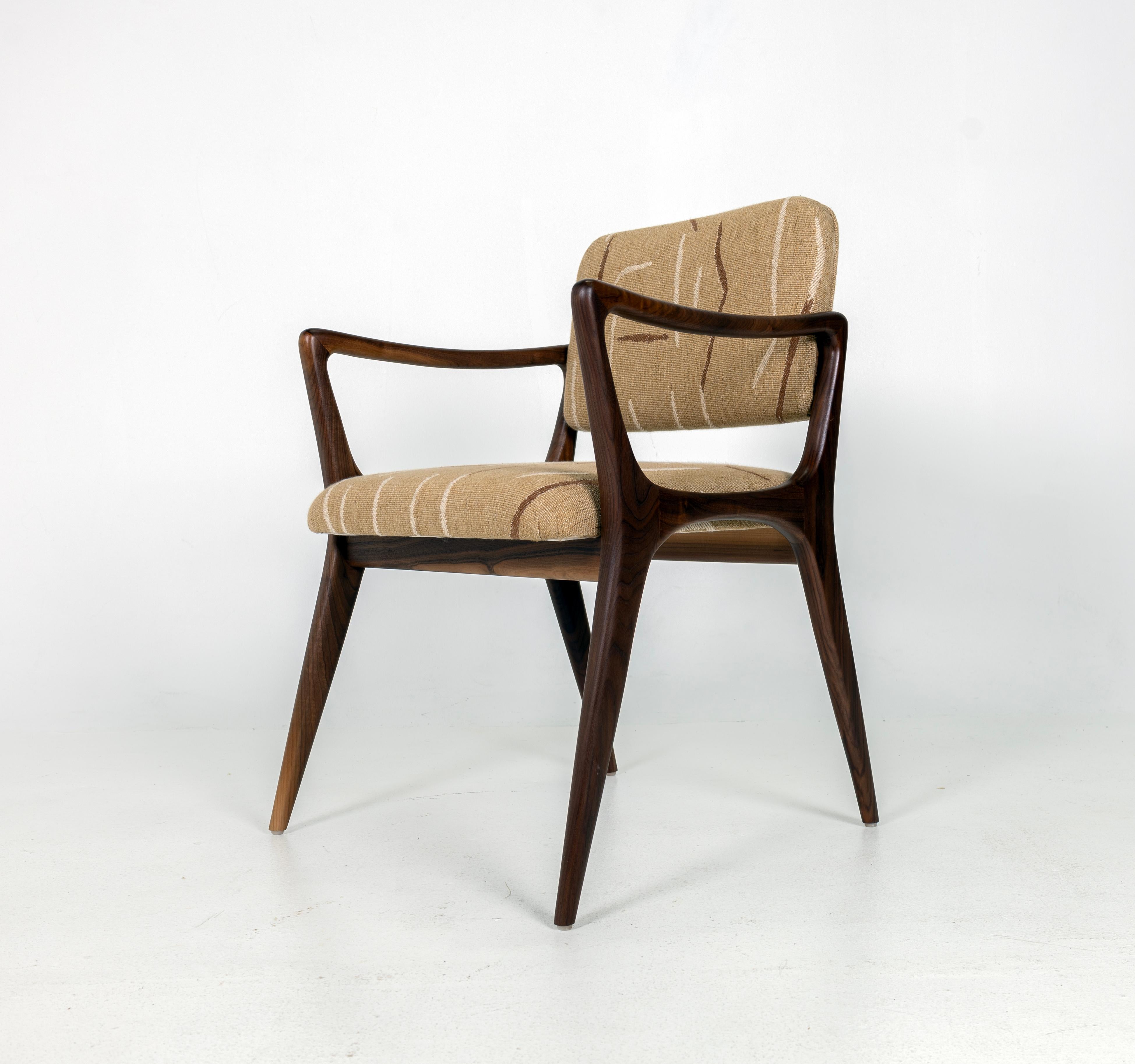 Skulpturaler Ess- oder Schreibtischstuhl aus Nussbaumholz Larsen-Stoff, Gio Ponti-Stil, Conga im Zustand „Hervorragend“ in Miami, FL
