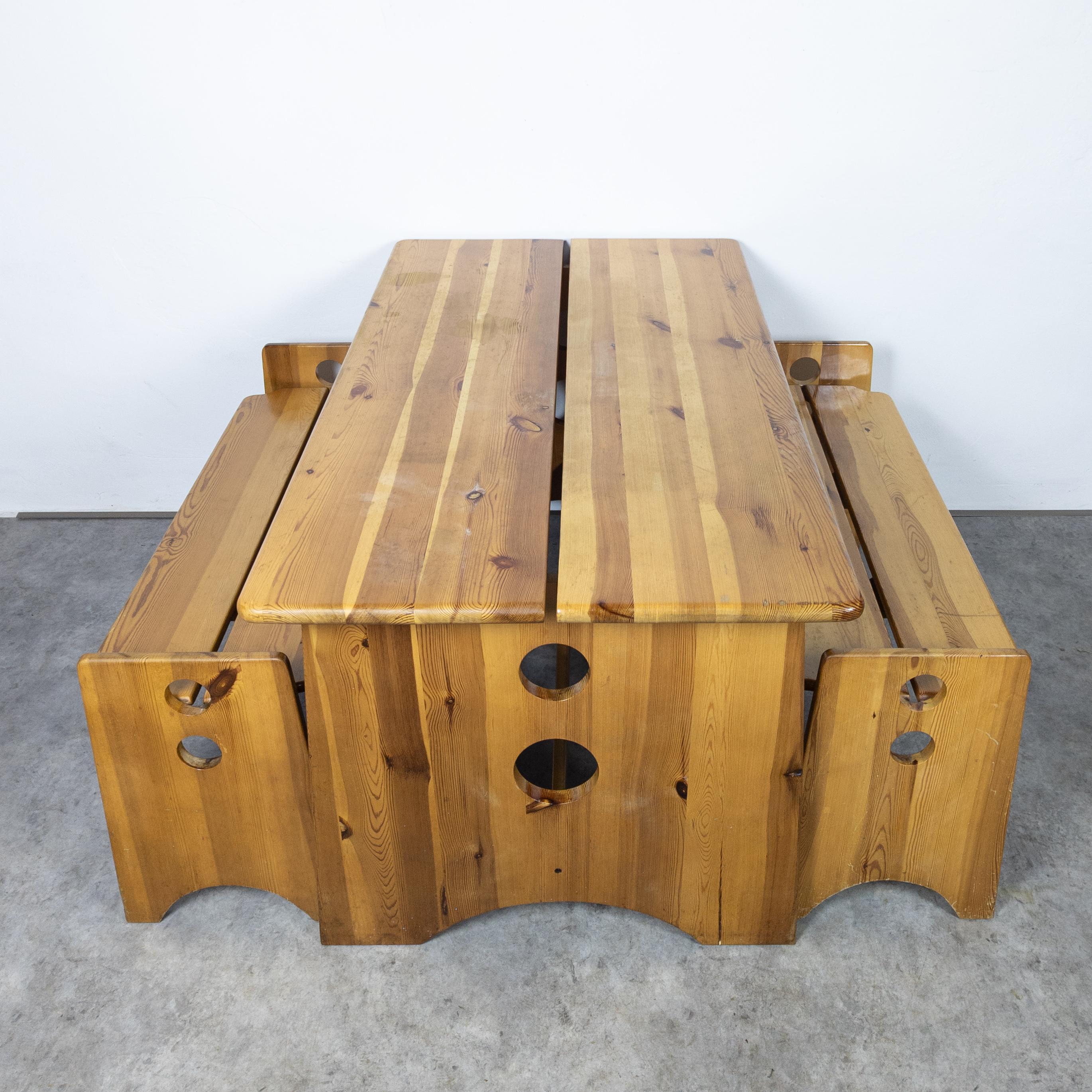 Conçu par Gilbert Marklund pour Furusnickarn AB, Suède, années 1970. Table de salle à manger en pin massif, unique et durable, dans son état d'origine. D'une solidité exceptionnelle, il témoigne d'un savoir-faire scandinave impressionnant. Elle