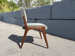 Skulpturale Esszimmerstühle im Stil von Gio Ponti, Nussbaum massiv