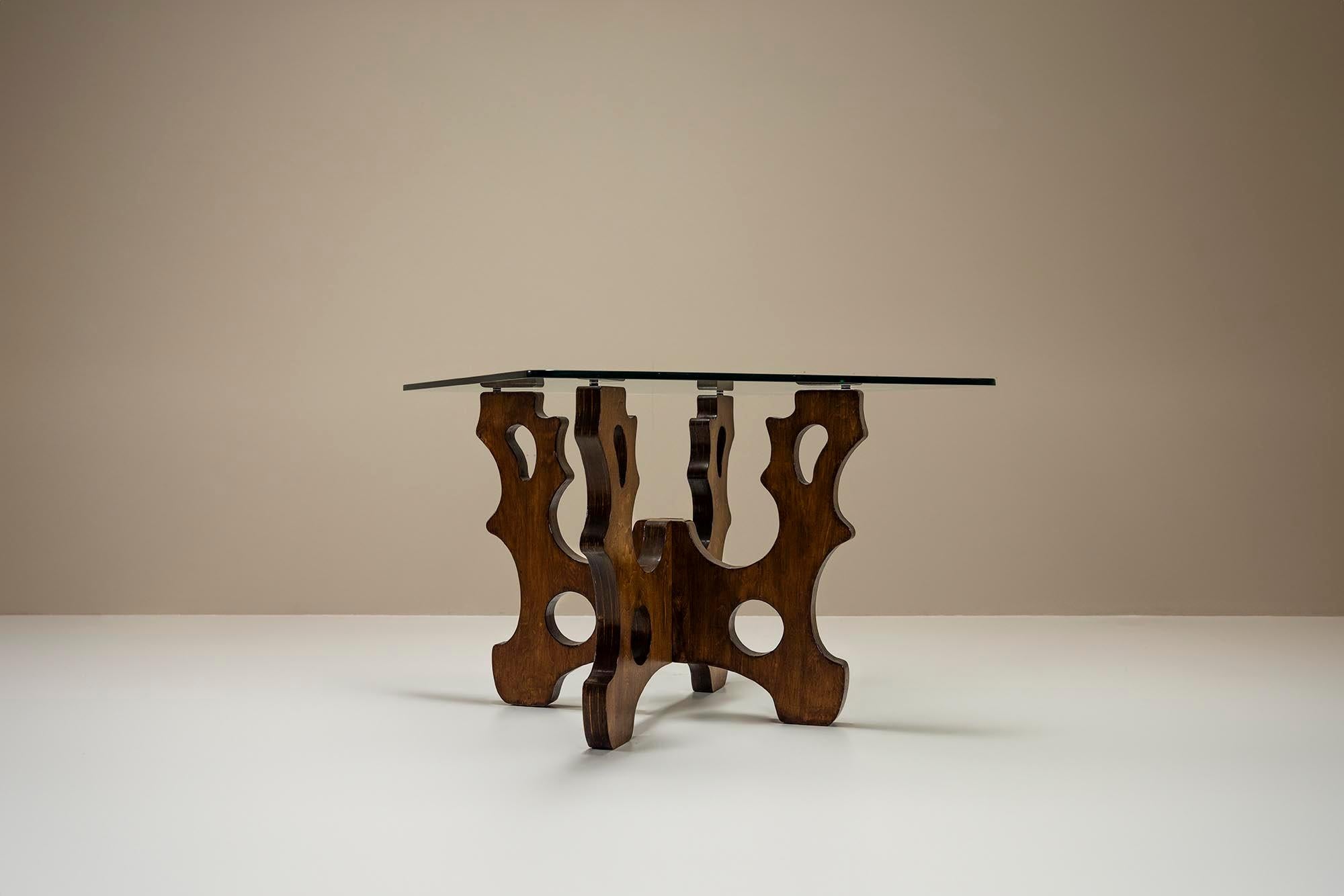 .This table has a base that describes itself best as an abstract geometric shape with a high expressive quality. There is no doubt that this object will immediately attract attention when one enters the room. We see a multitude of shapes in this
