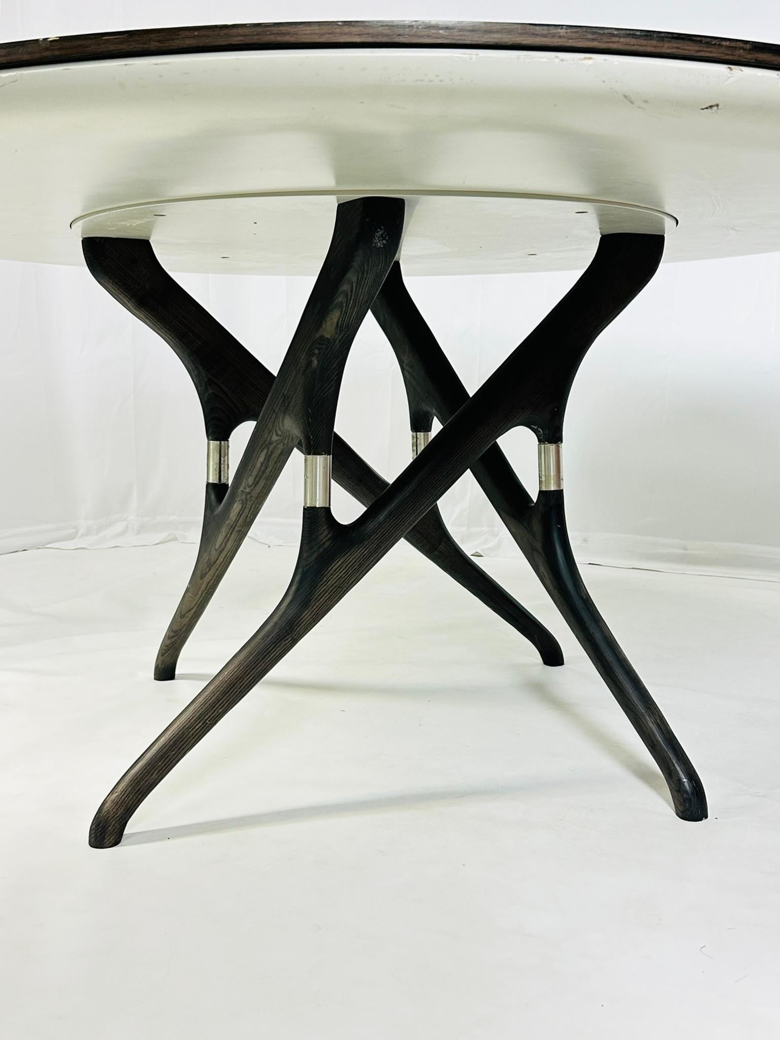 Table de salle à manger sculpturale en chêne gris en vente 7