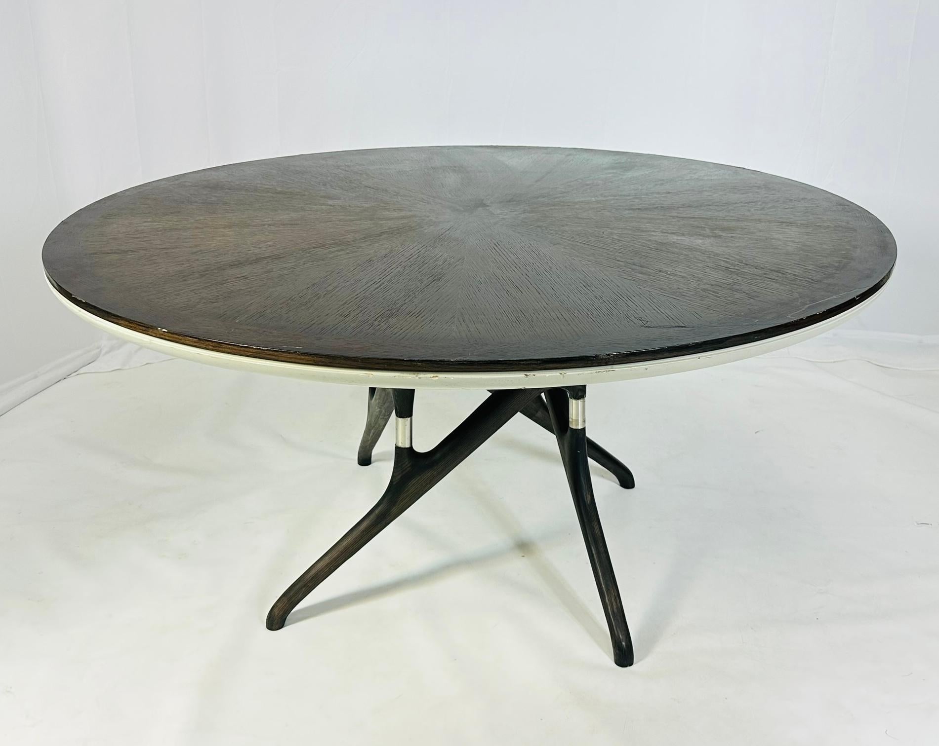 Table de salle à manger sculpturale en placage de chêne gris.

La table a une belle base sculpturale, le grand robinet rond a un beau design en forme de soleil montrant un grain de bois stupéfiant.

La pièce peut facilement accueillir six