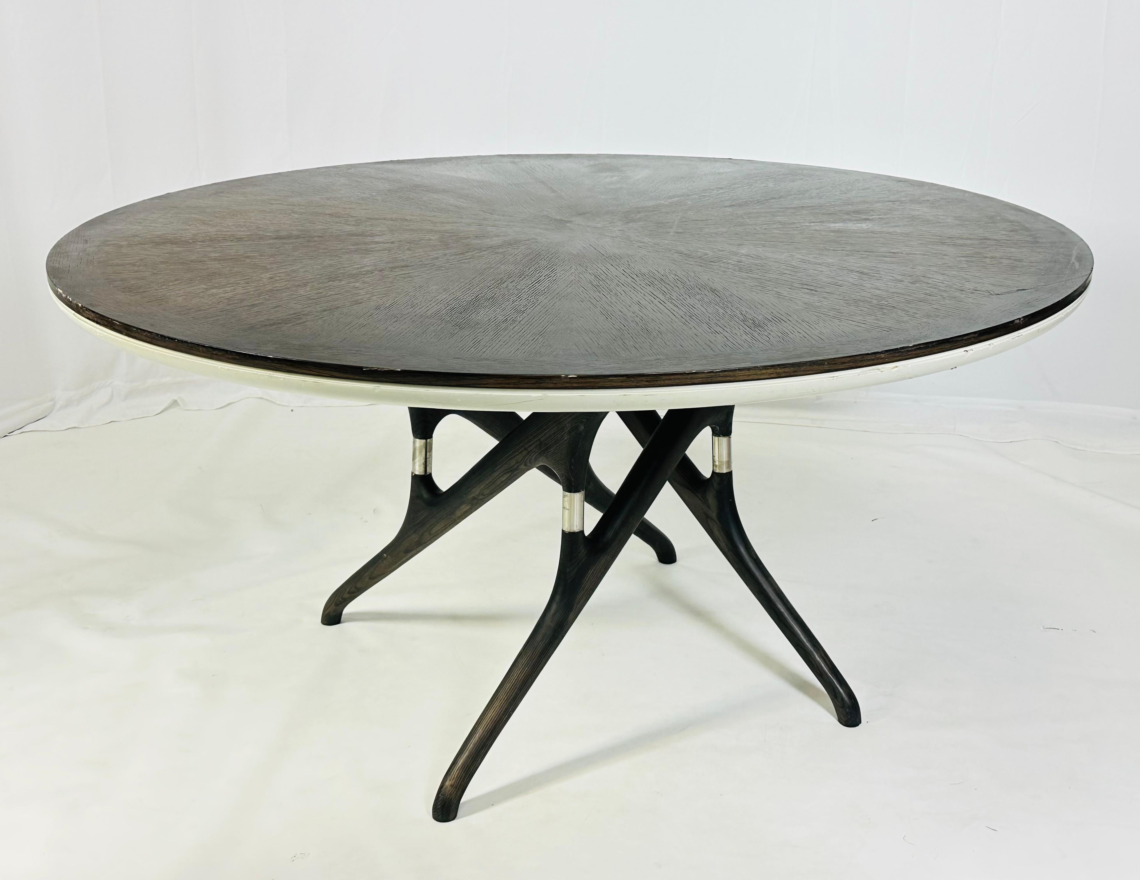 Vietnamien Table de salle à manger sculpturale en chêne gris en vente