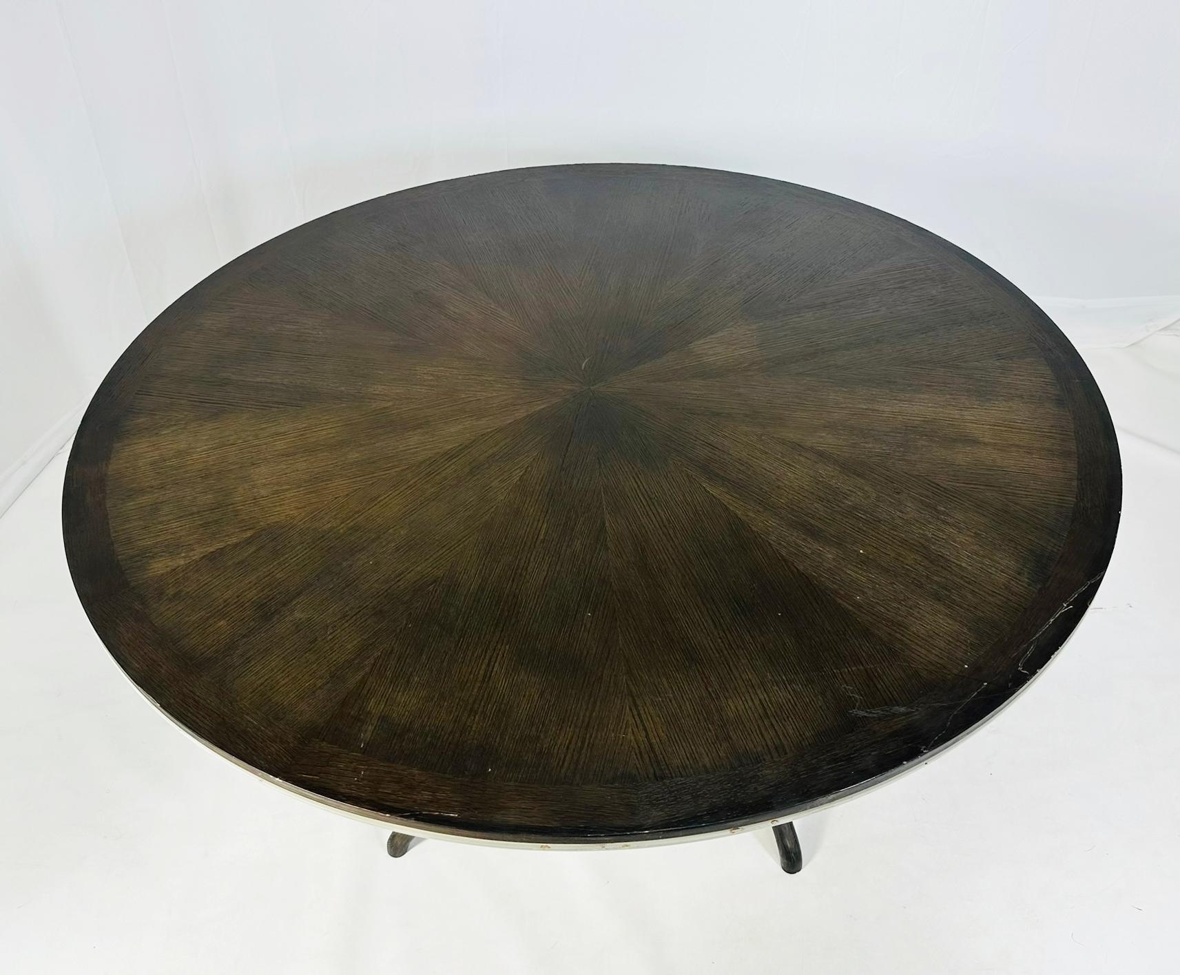 Table de salle à manger sculpturale en chêne gris Abîmé - En vente à Los Angeles, CA