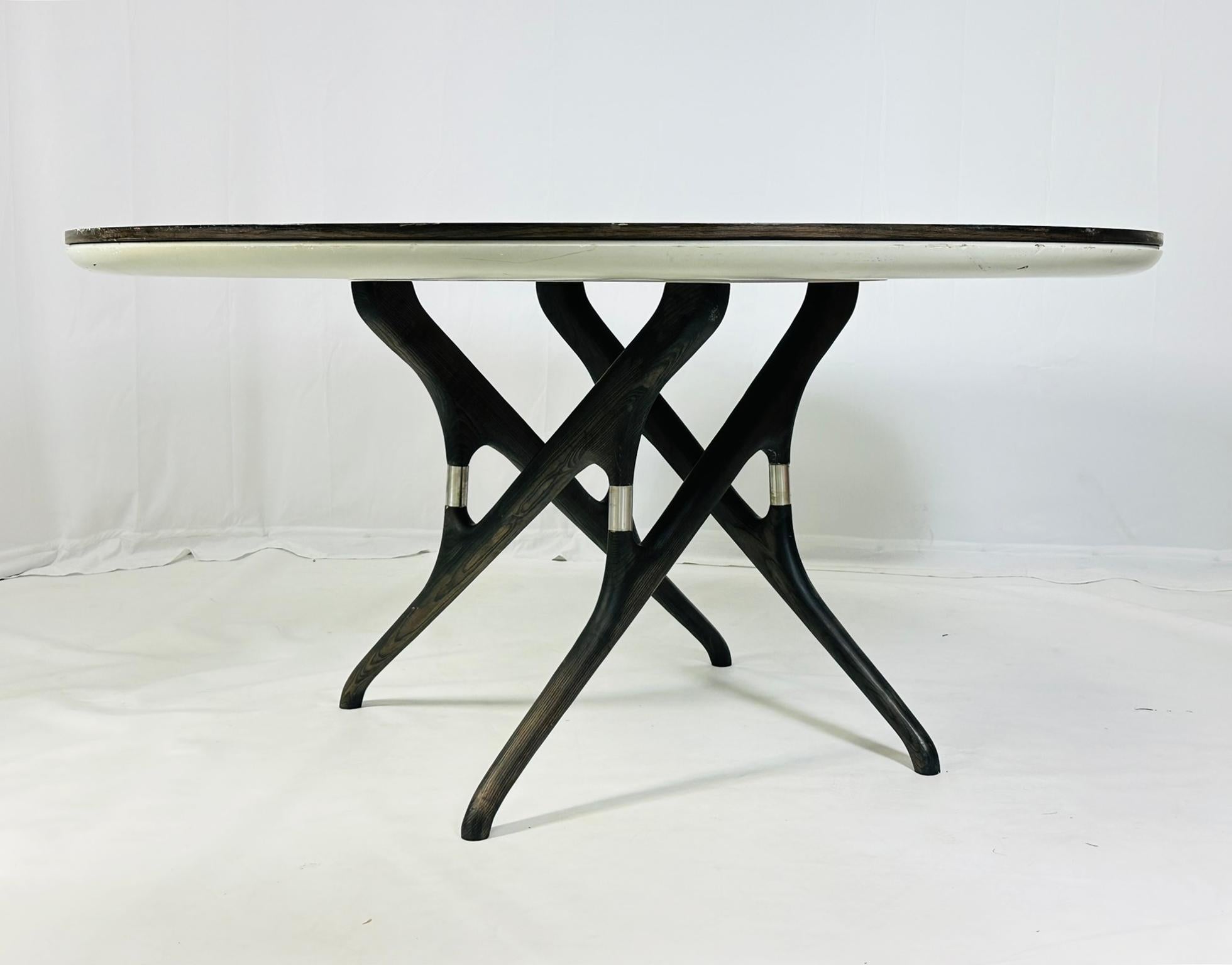 XXIe siècle et contemporain Table de salle à manger sculpturale en chêne gris en vente