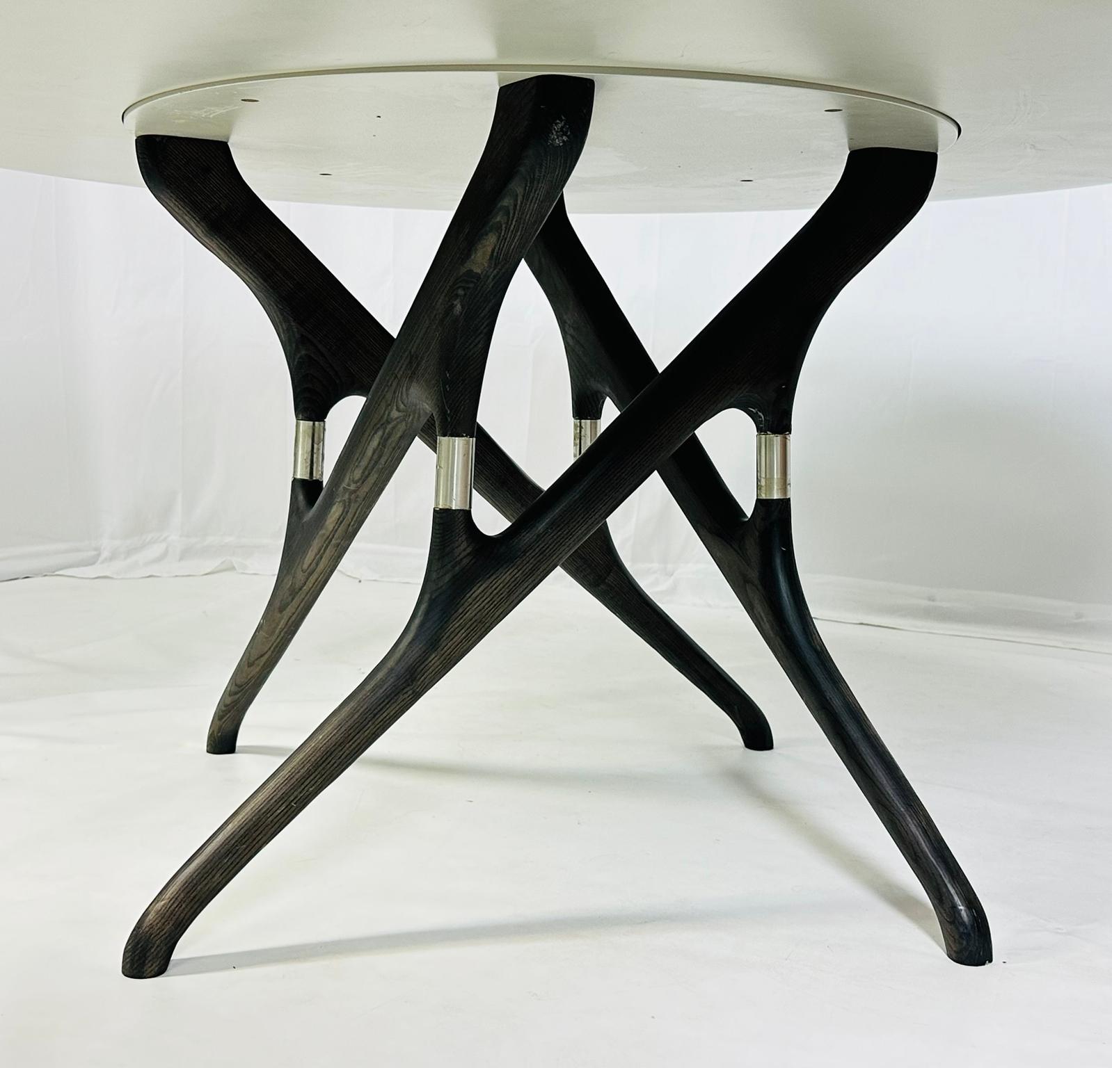 Métal Table de salle à manger sculpturale en chêne gris en vente