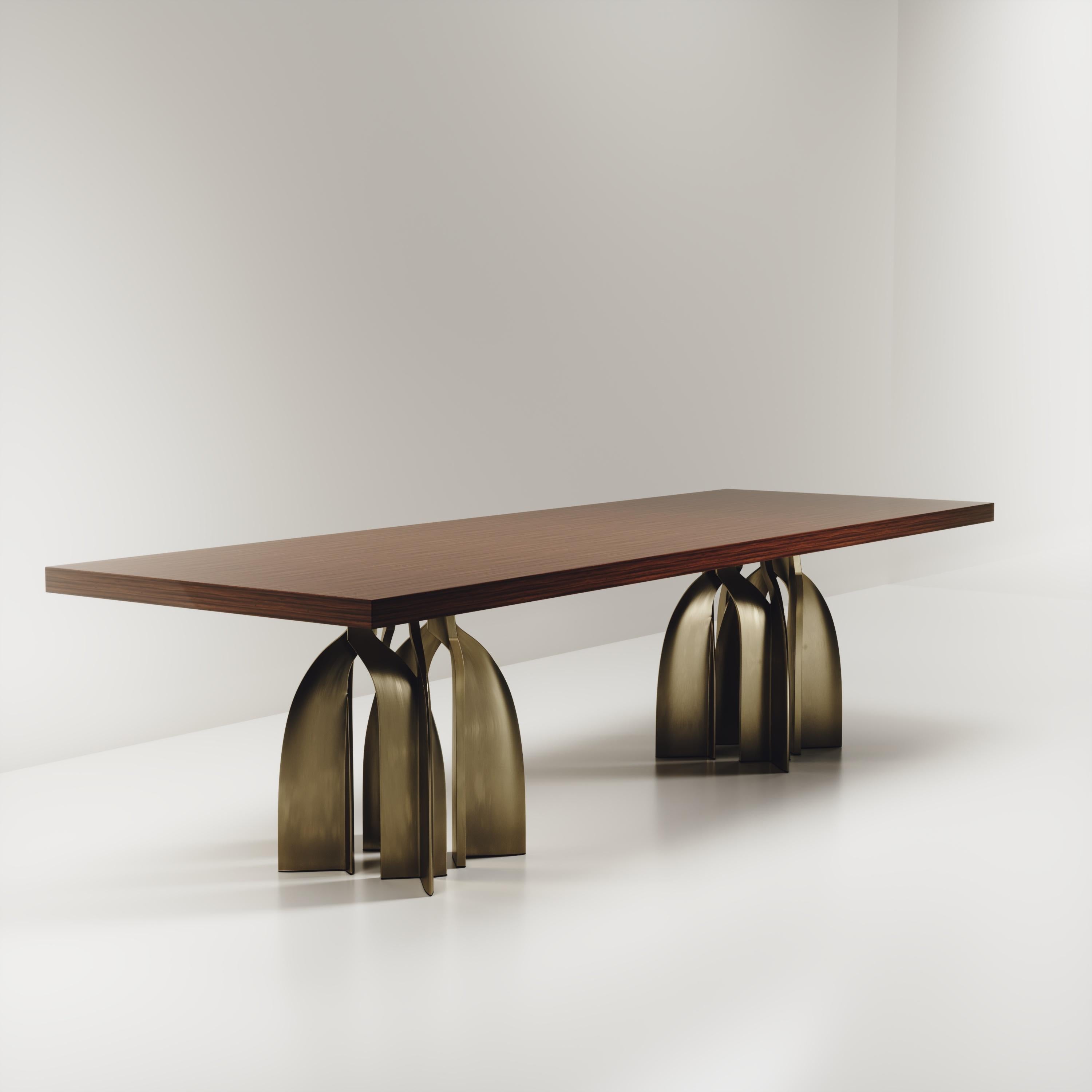 Philippin Table de salle à manger sculpturale en incrustation de macassar et laiton patiné par Kifu Paris en vente
