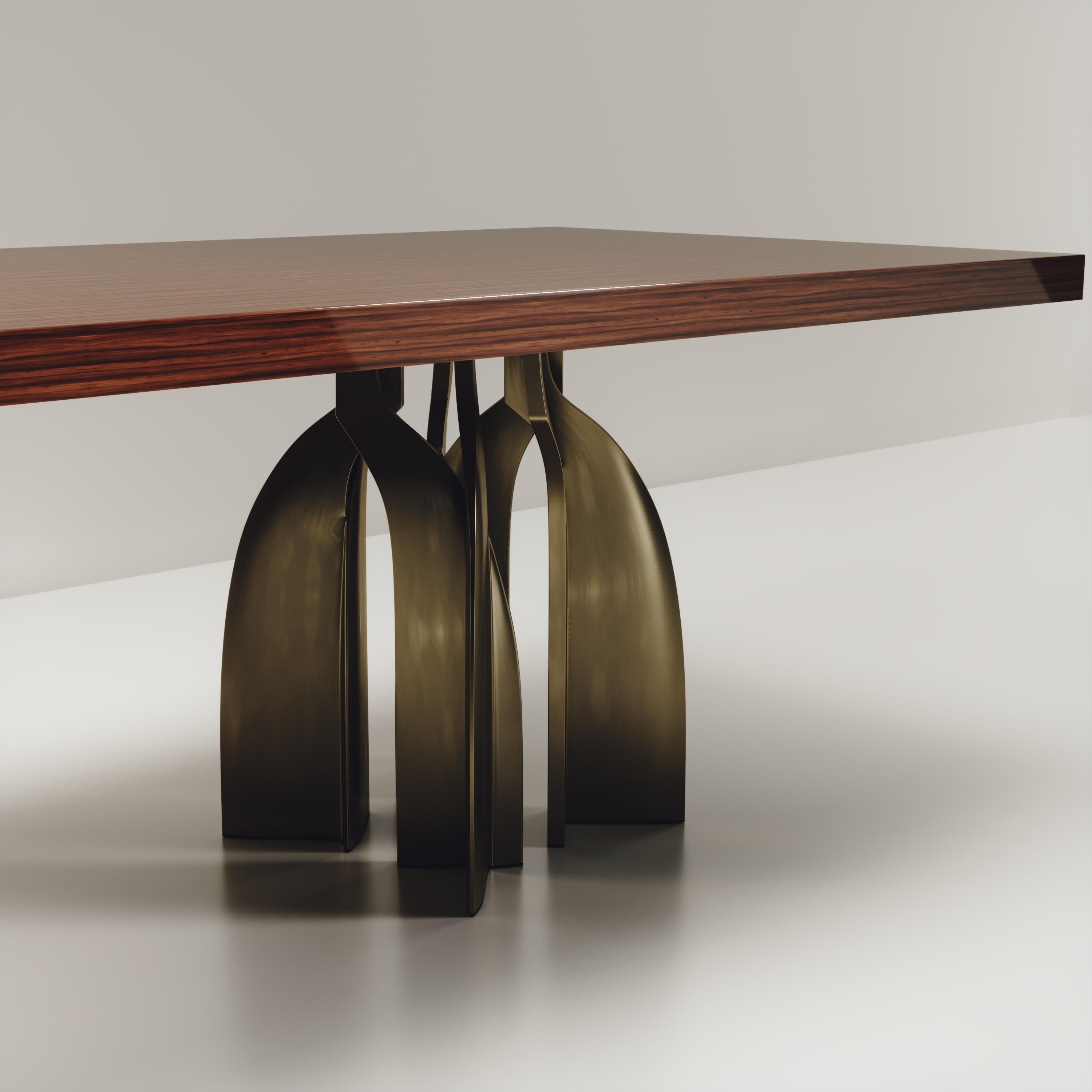 XXIe siècle et contemporain Table de salle à manger sculpturale en incrustation de macassar et laiton patiné par Kifu Paris en vente