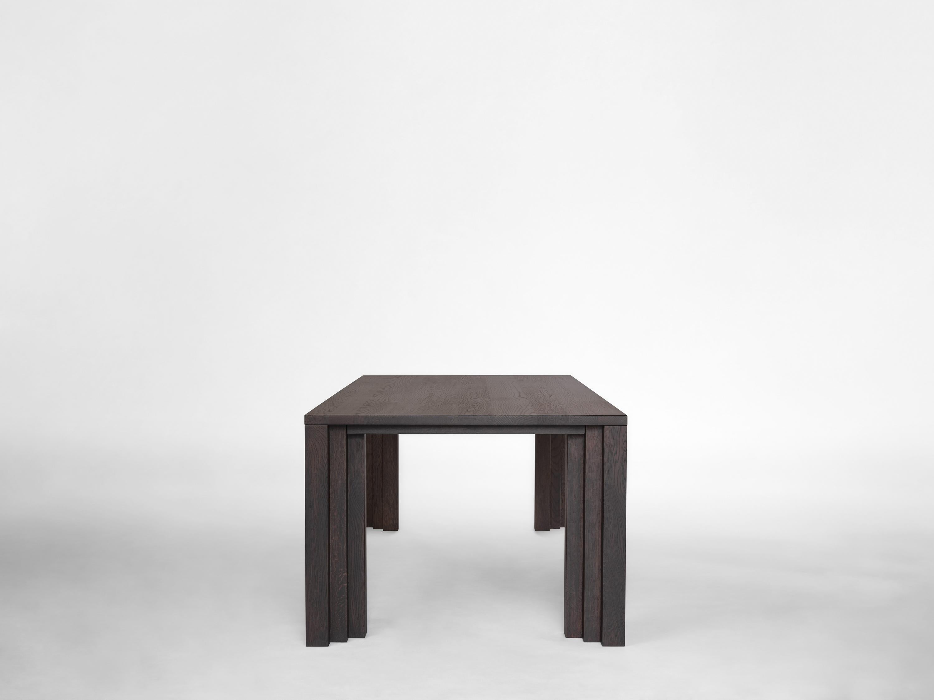 Skulpturaler Esstisch aus massiver, dunkelbrauner Eiche - Cadence von Mokko (Niederländisch) im Angebot