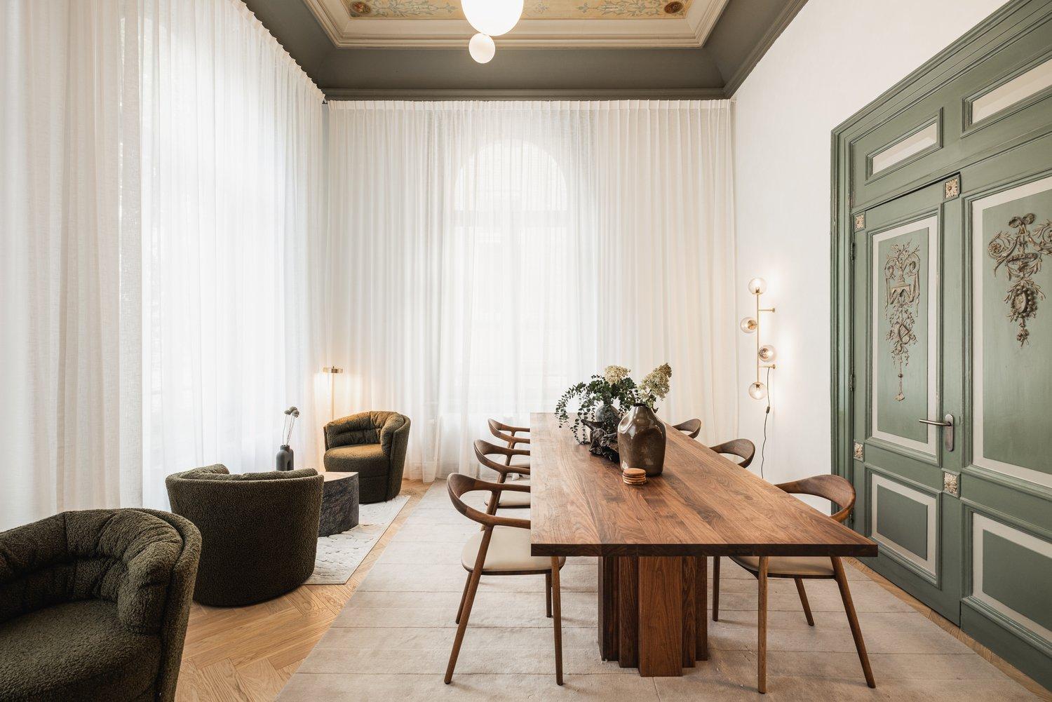 Mesa de comedor escultural de roble natural claro macizo - Brut by Mokko en Nuevo estado para la venta en Amsterdam, NL